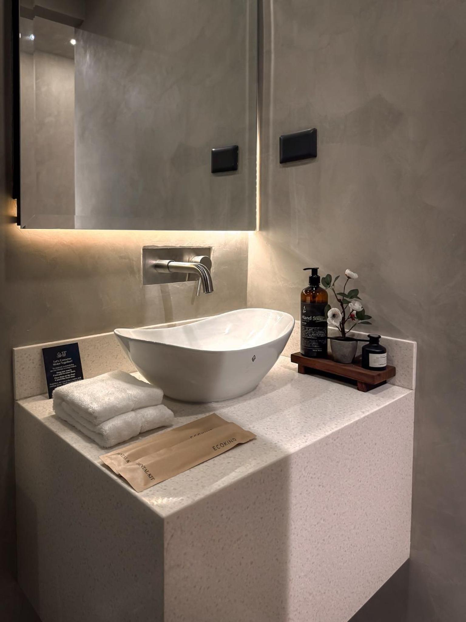 Deluxe Queen Suite - Photo 8