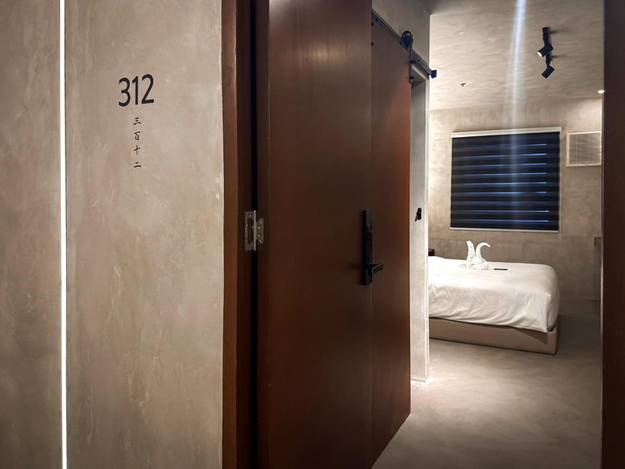 Deluxe Queen Suite - Photo 2