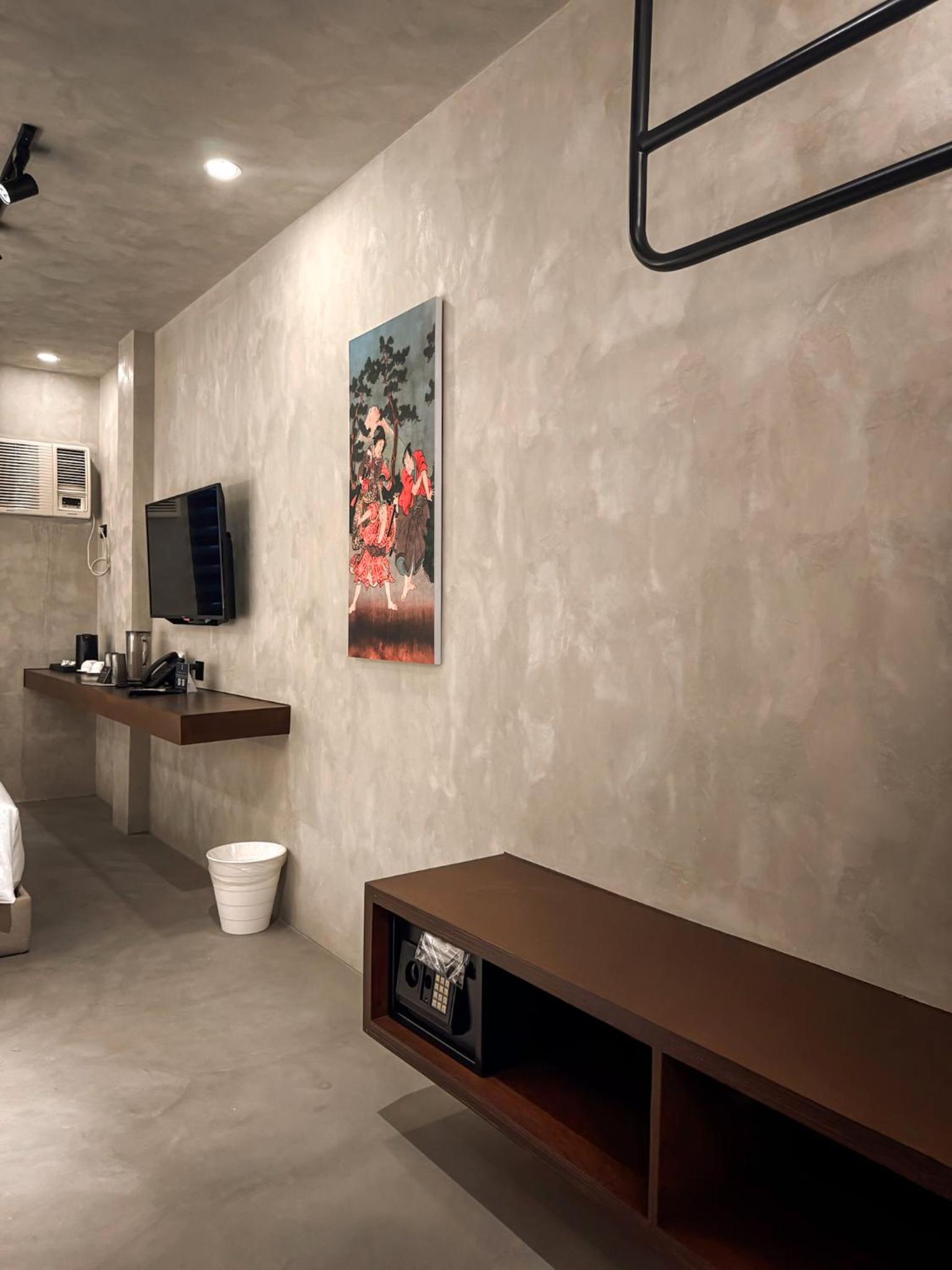 Deluxe Queen Suite - Photo 3