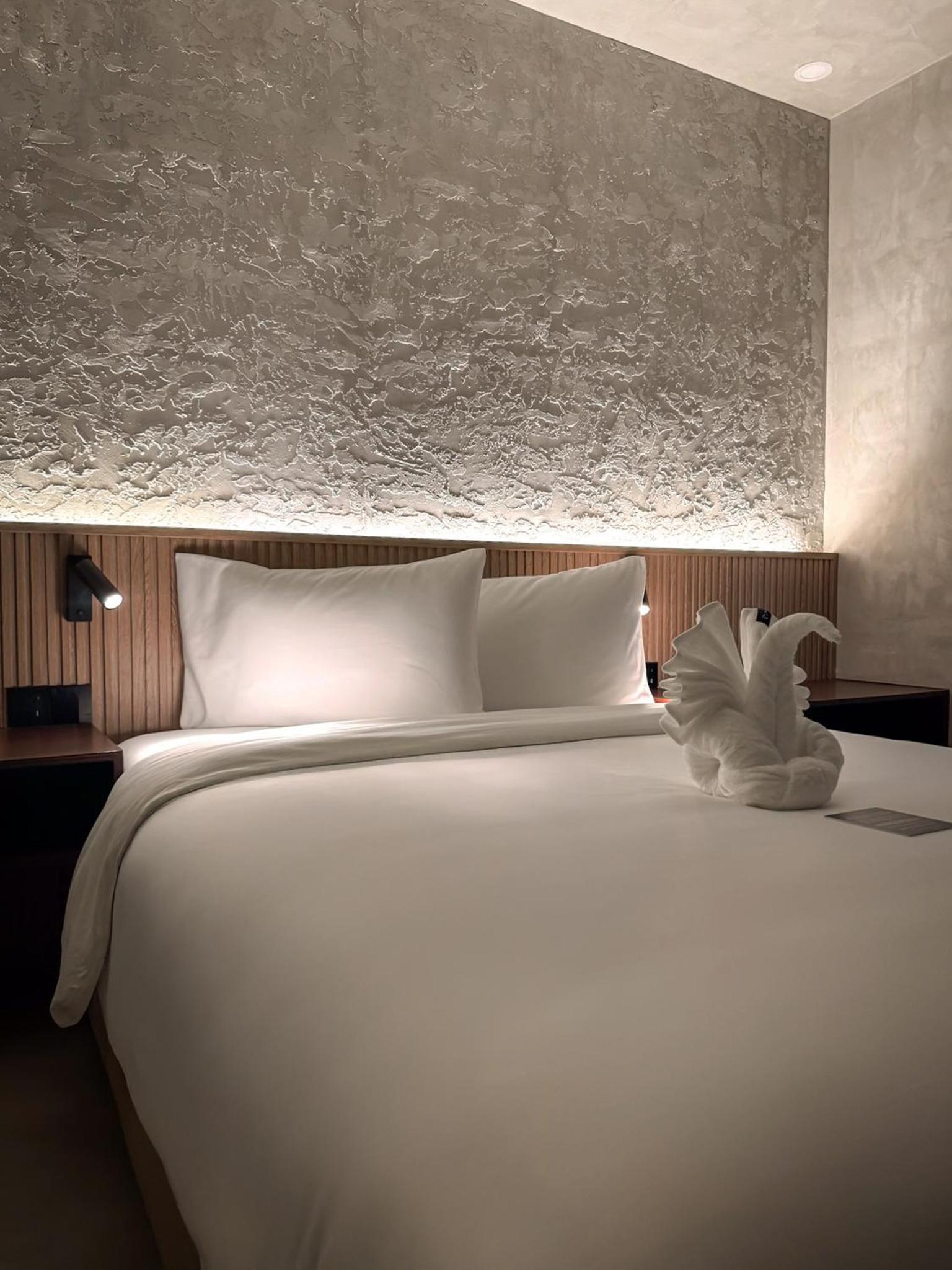 Deluxe Queen Suite - Photo 1