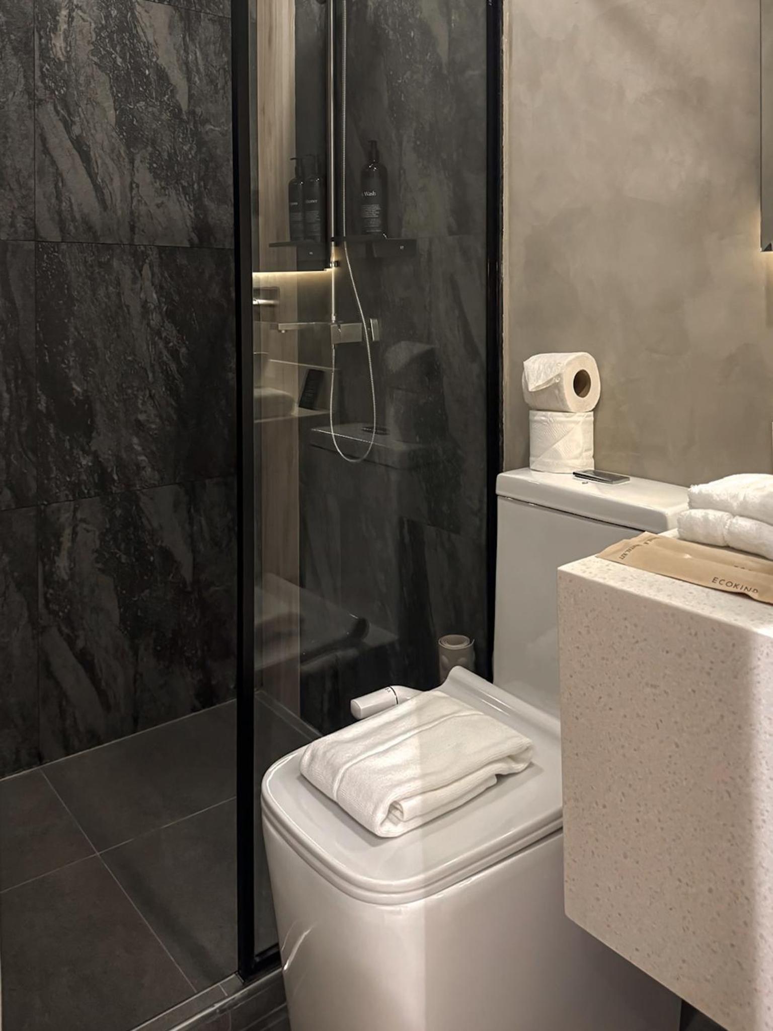 Deluxe Queen Suite - Photo 7