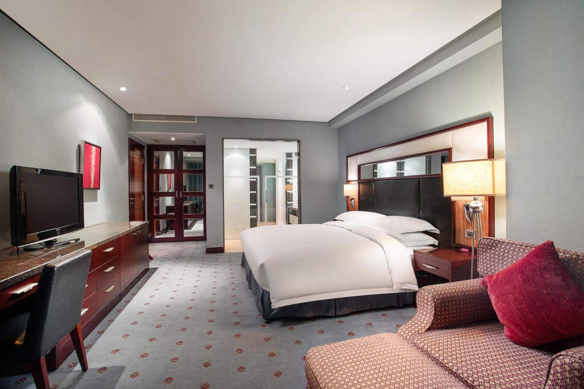 One-Bedroom Suite with Canal View - Lounge Access