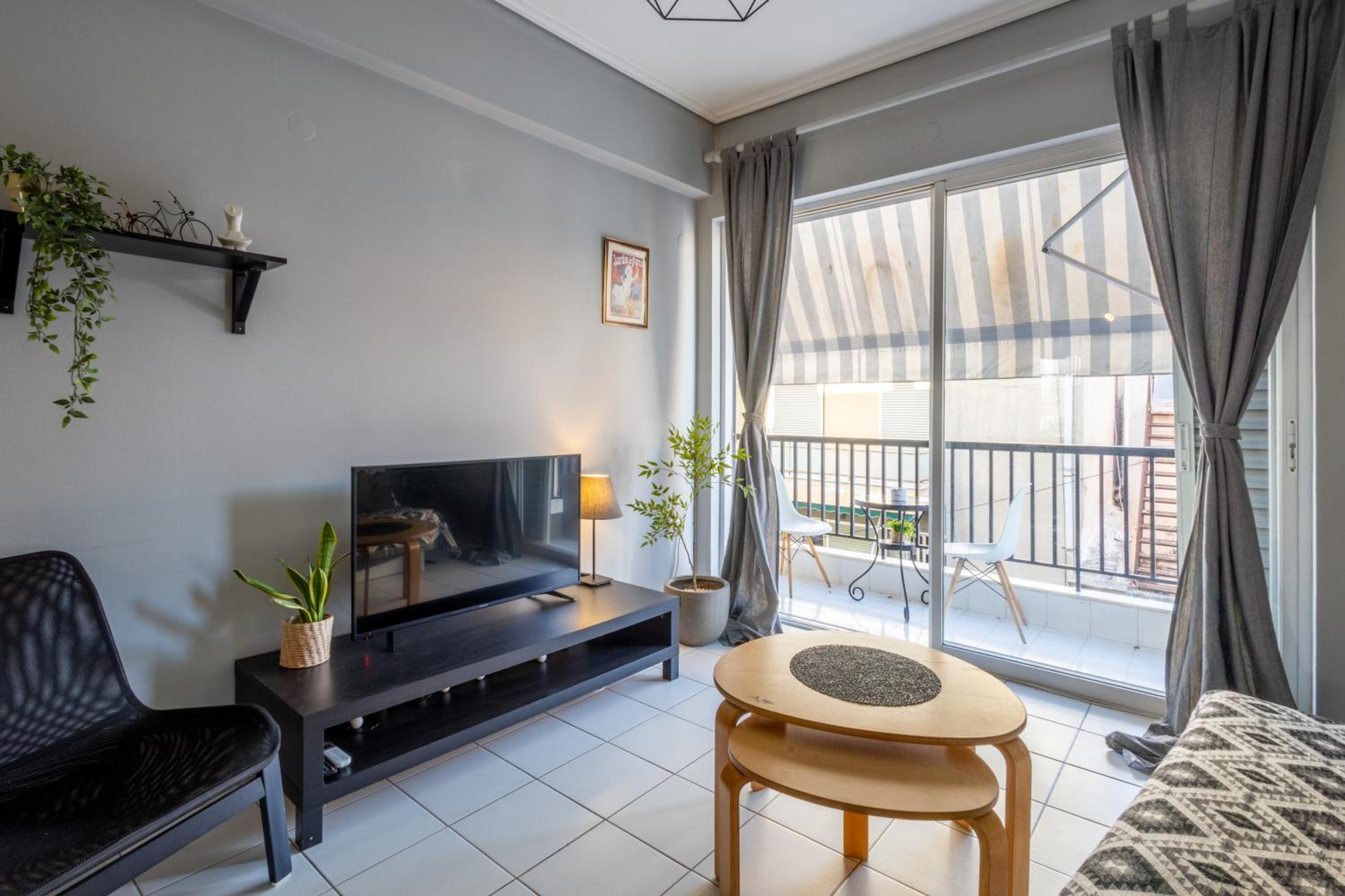 One-Bedroom Apartment photo 1