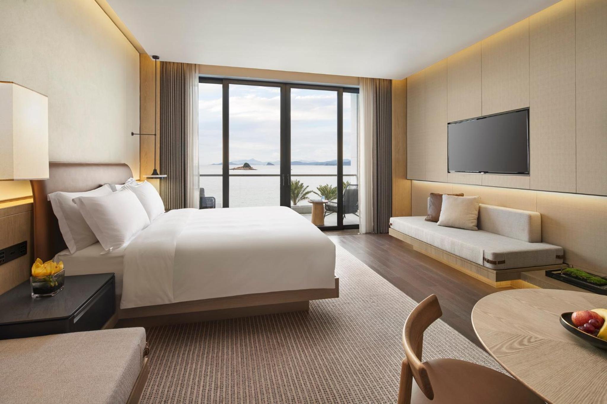 Classic Club King Room with Ocean View - High Floor - Photo 4