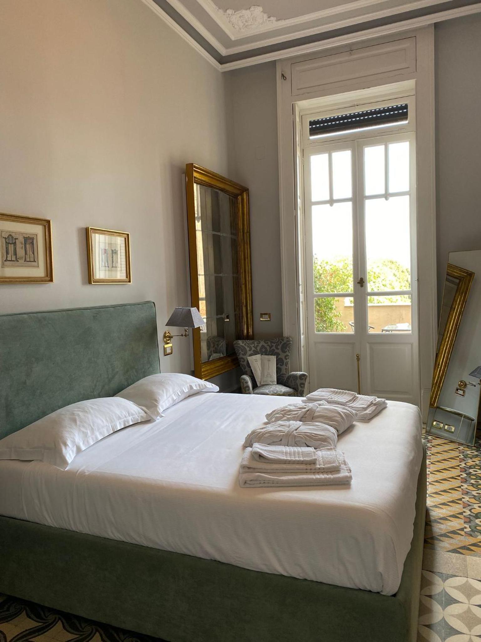 Double Room with Balcony and Sea View - Photo 1