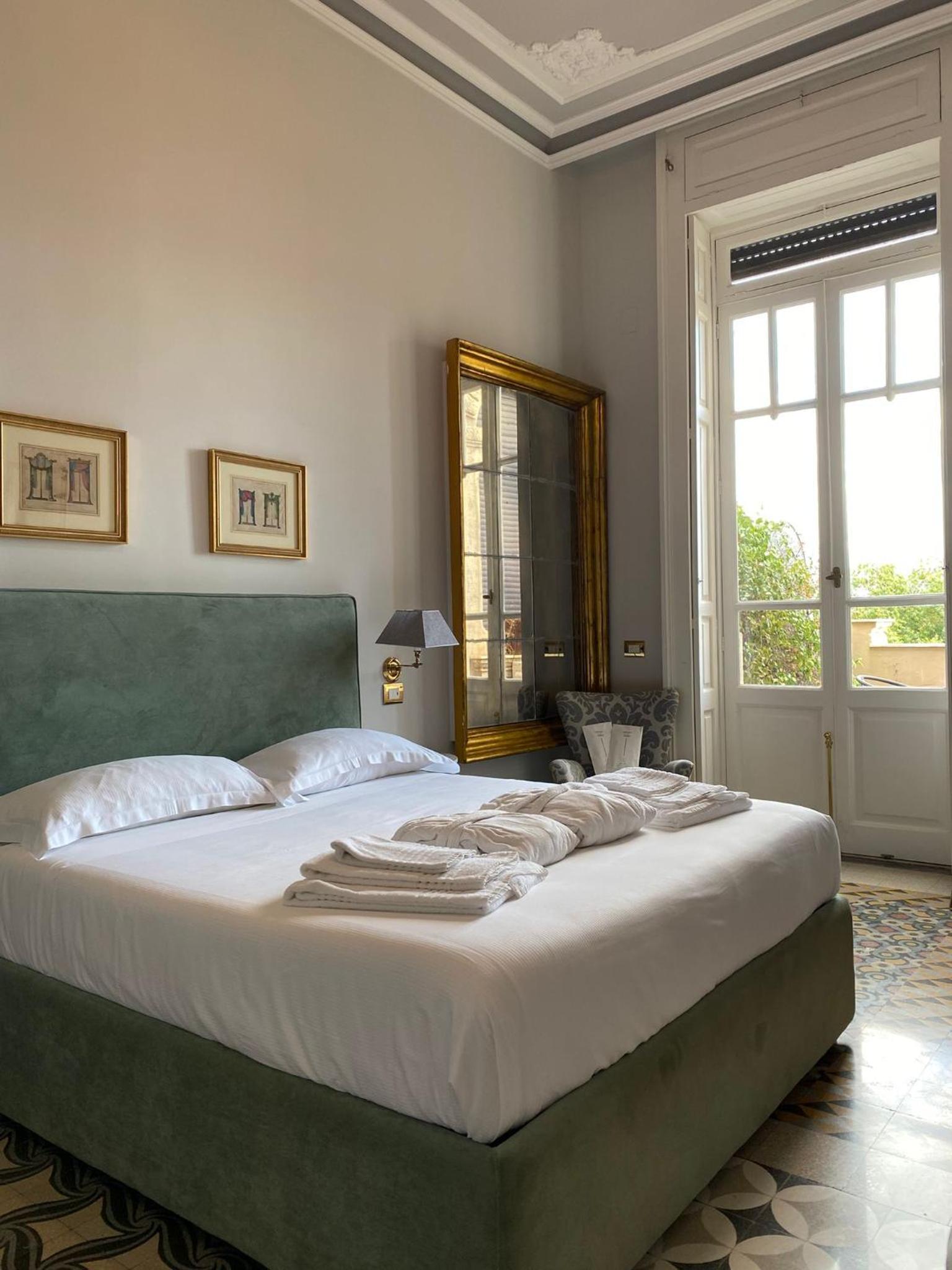 Double Room with Balcony and Sea View - Photo 6