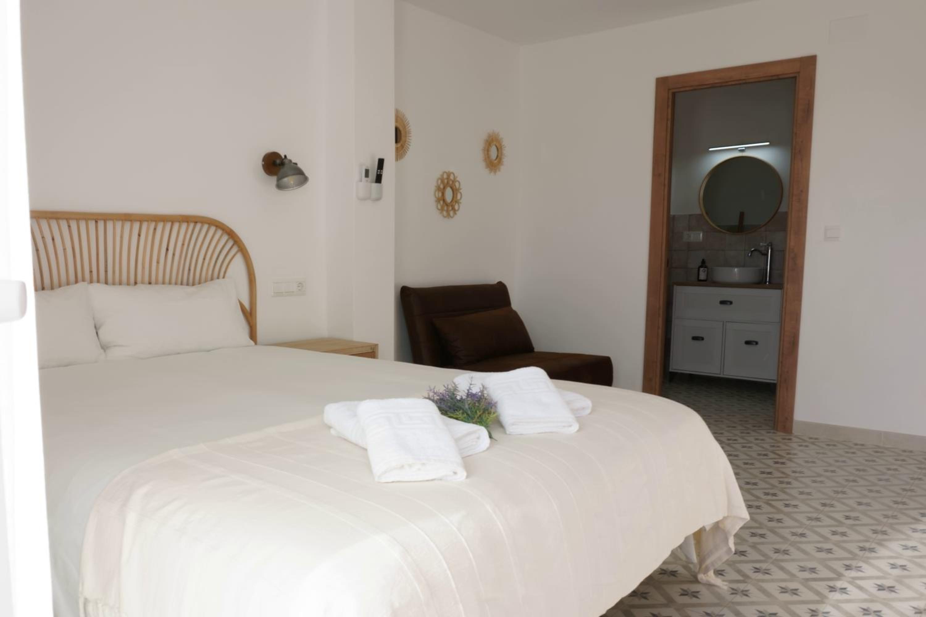Deluxe Double Room with Balcony photo 3