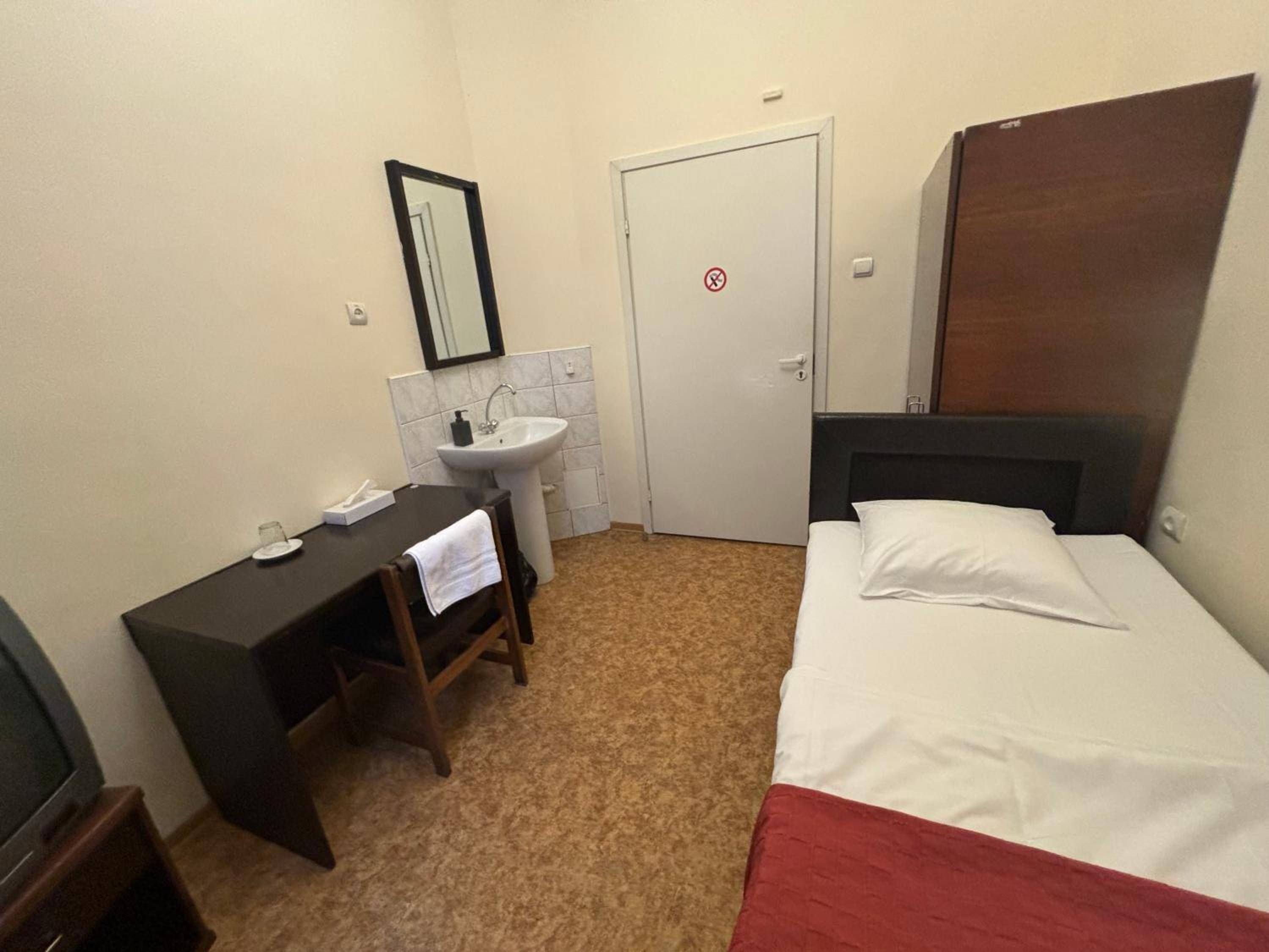 Single Room with Shared Shower and Toilet photo 1