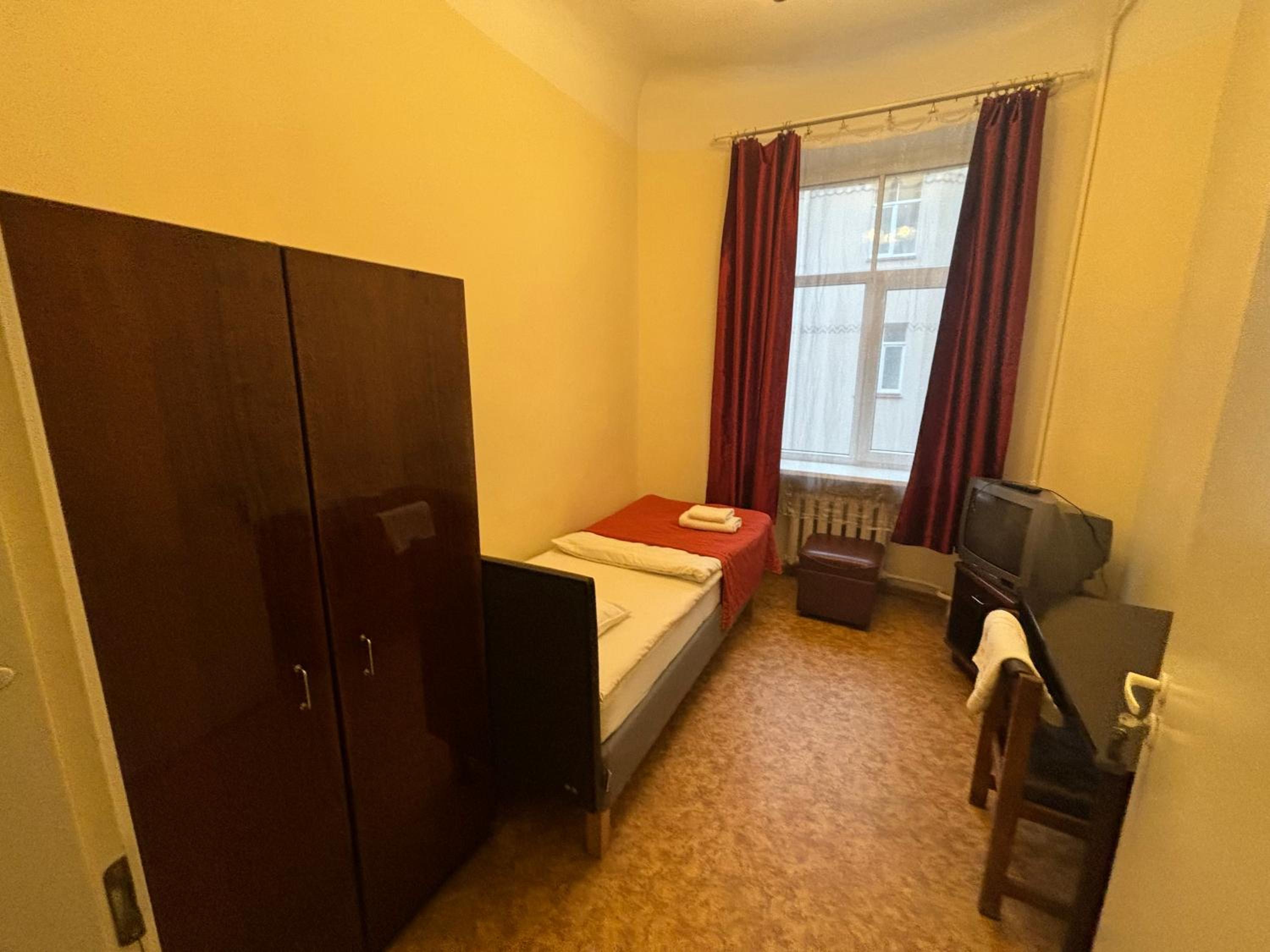 Single Room with Shared Shower and Toilet photo 2