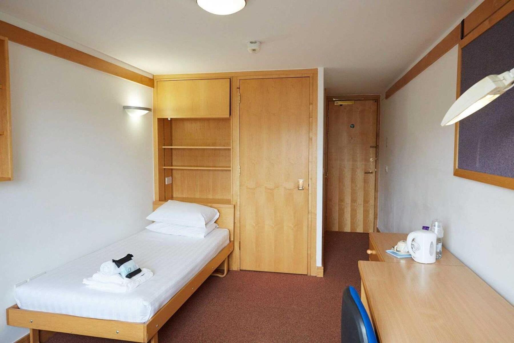 Single Room with Private Bathroom photo 1