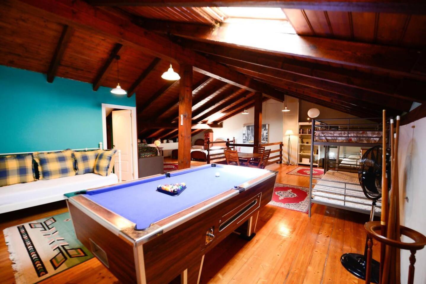 Six-Bedroom House photo 3