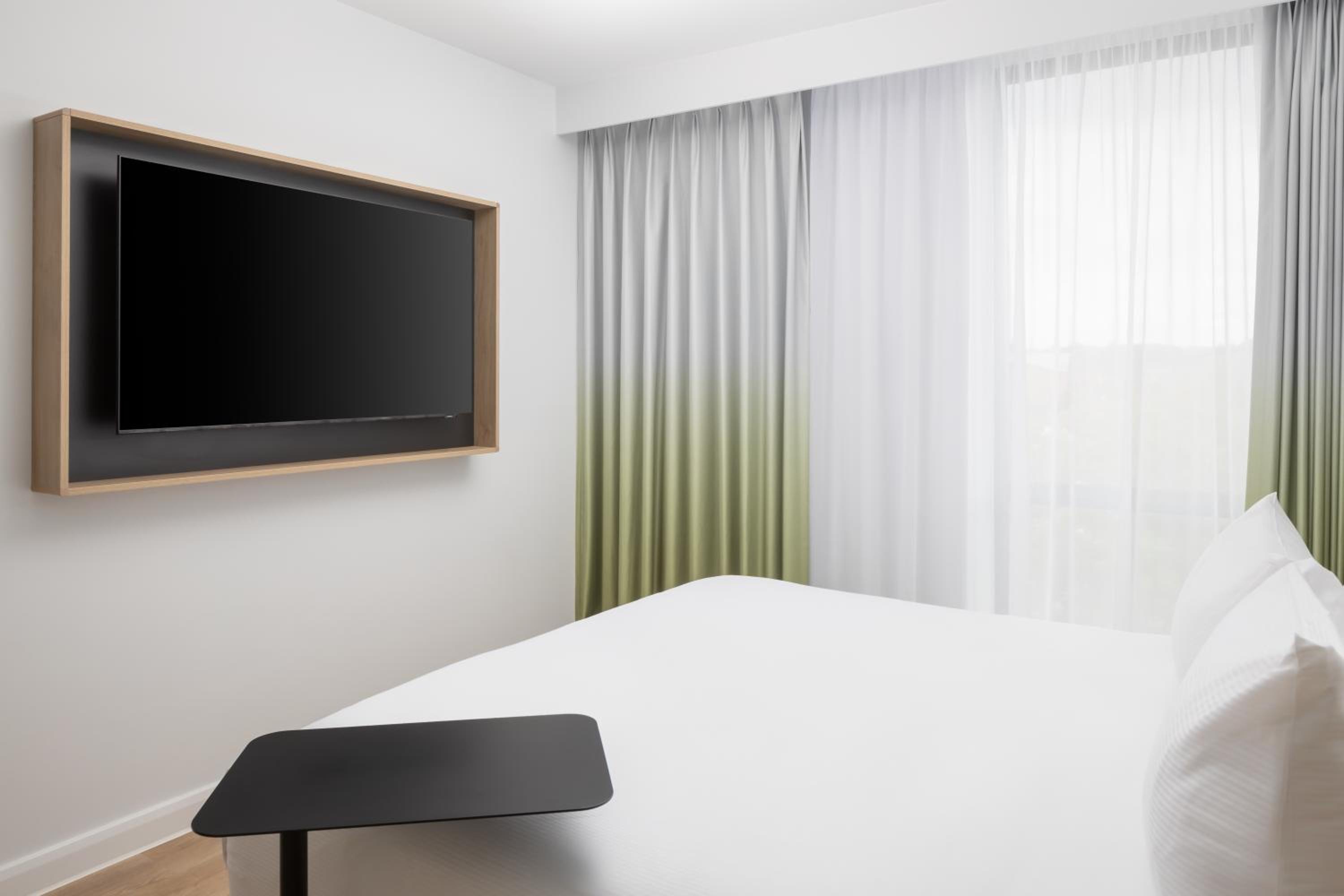 King Room - Mobility Accessible  - Photo 1