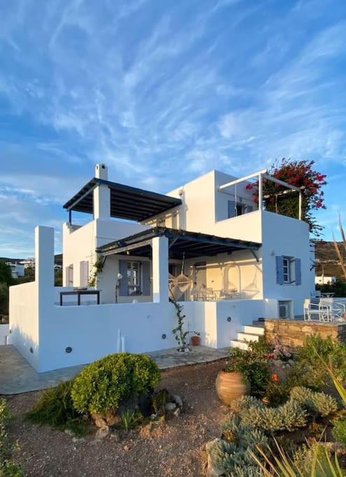 Three-Bedroom House photo 2