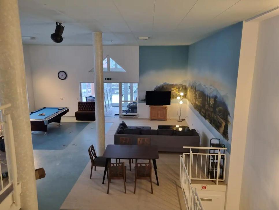 Five-Bedroom House photo 2