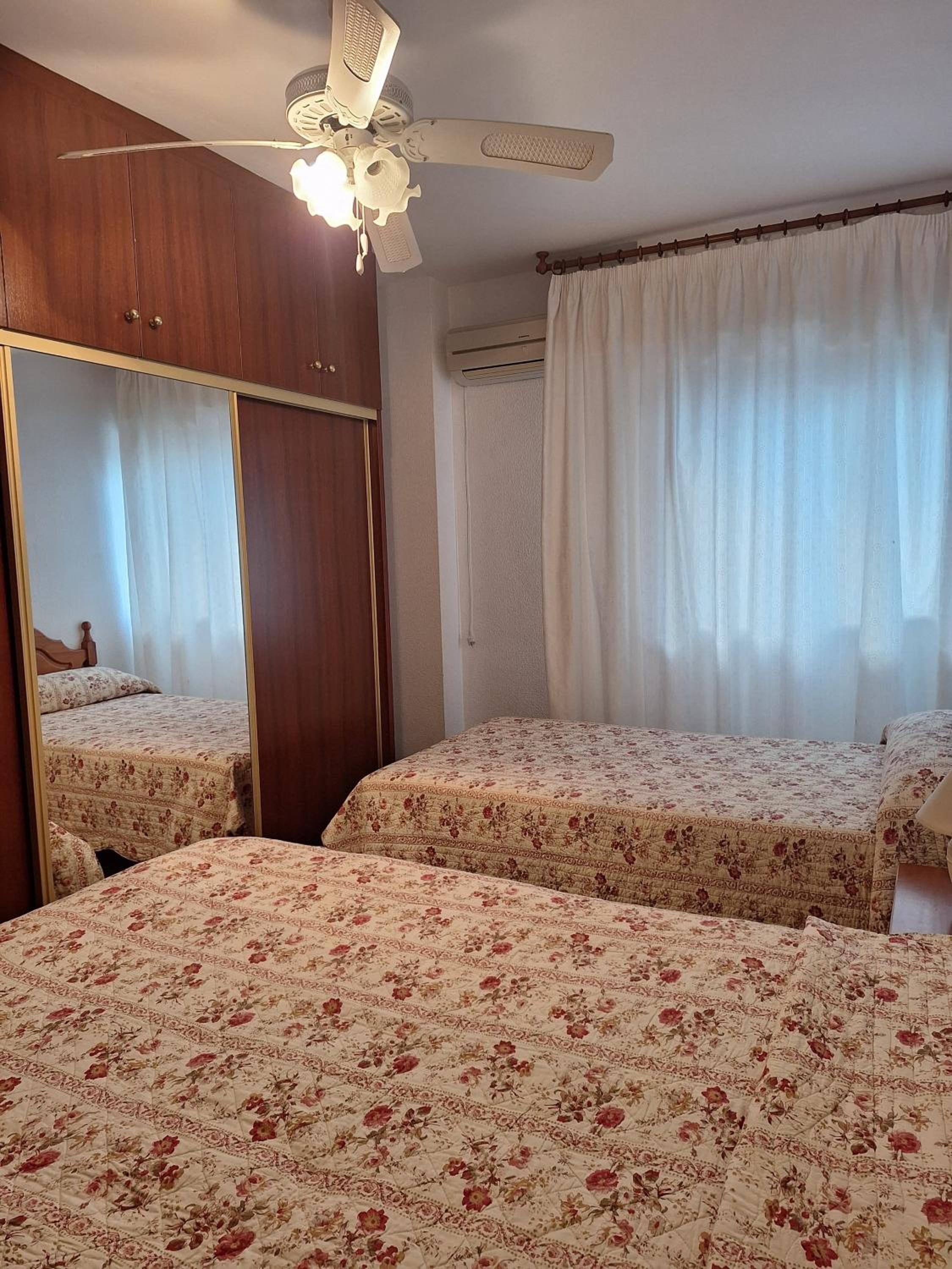 Apartamento de tres dormitorios con vista al agua