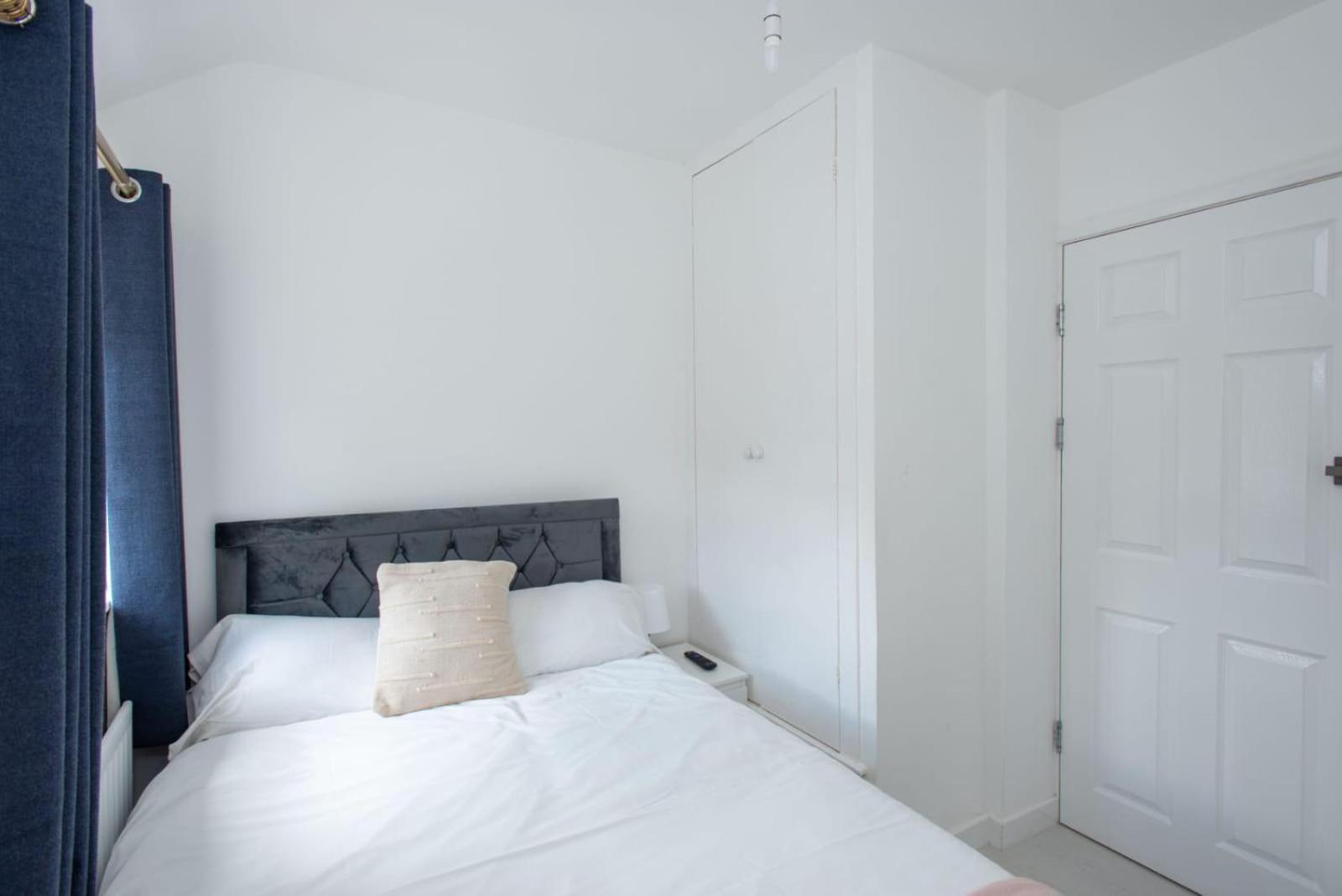 Single Room with Private External Bathroom photo 1