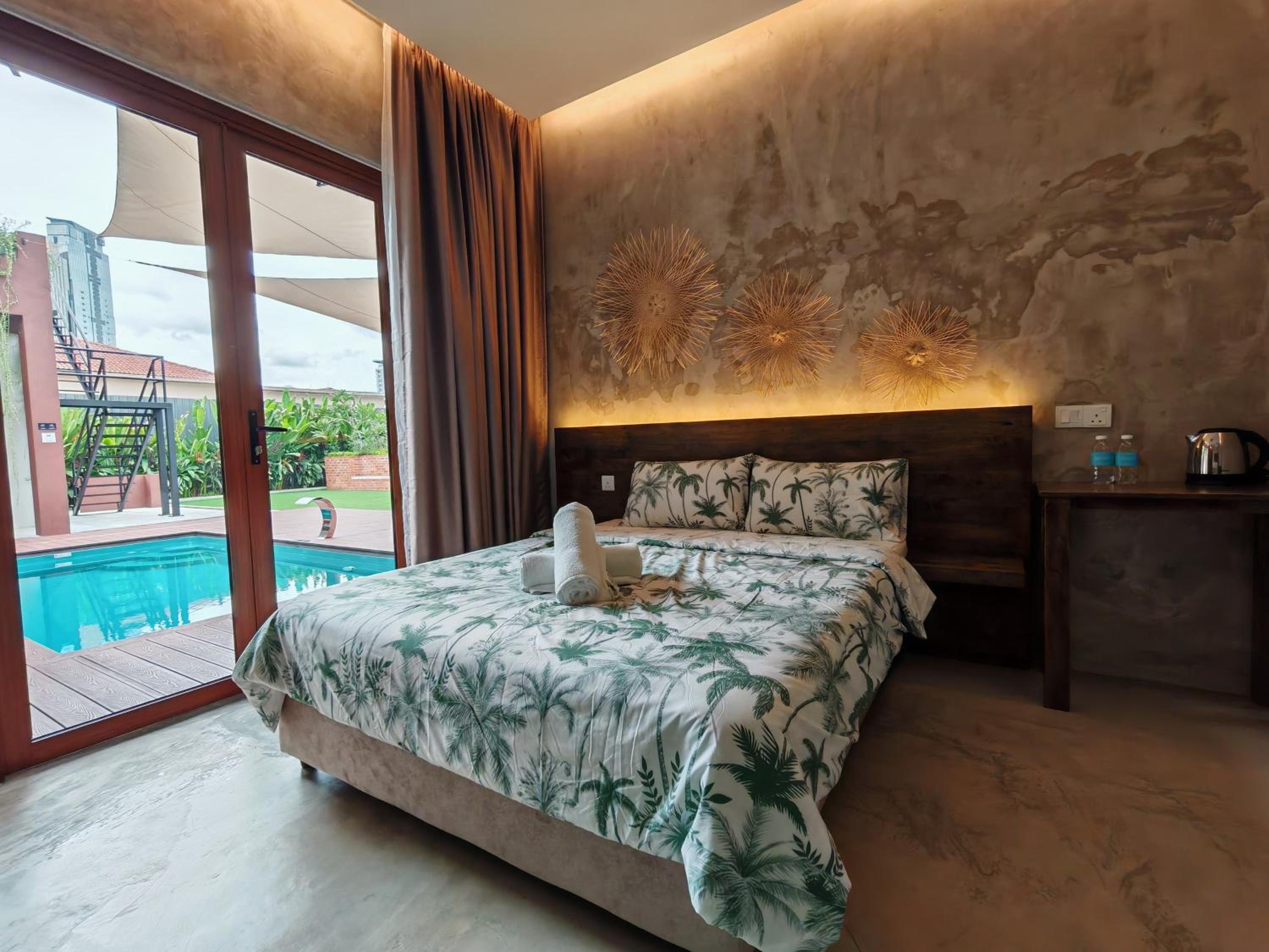 Double Room with Pool View - Photo 2