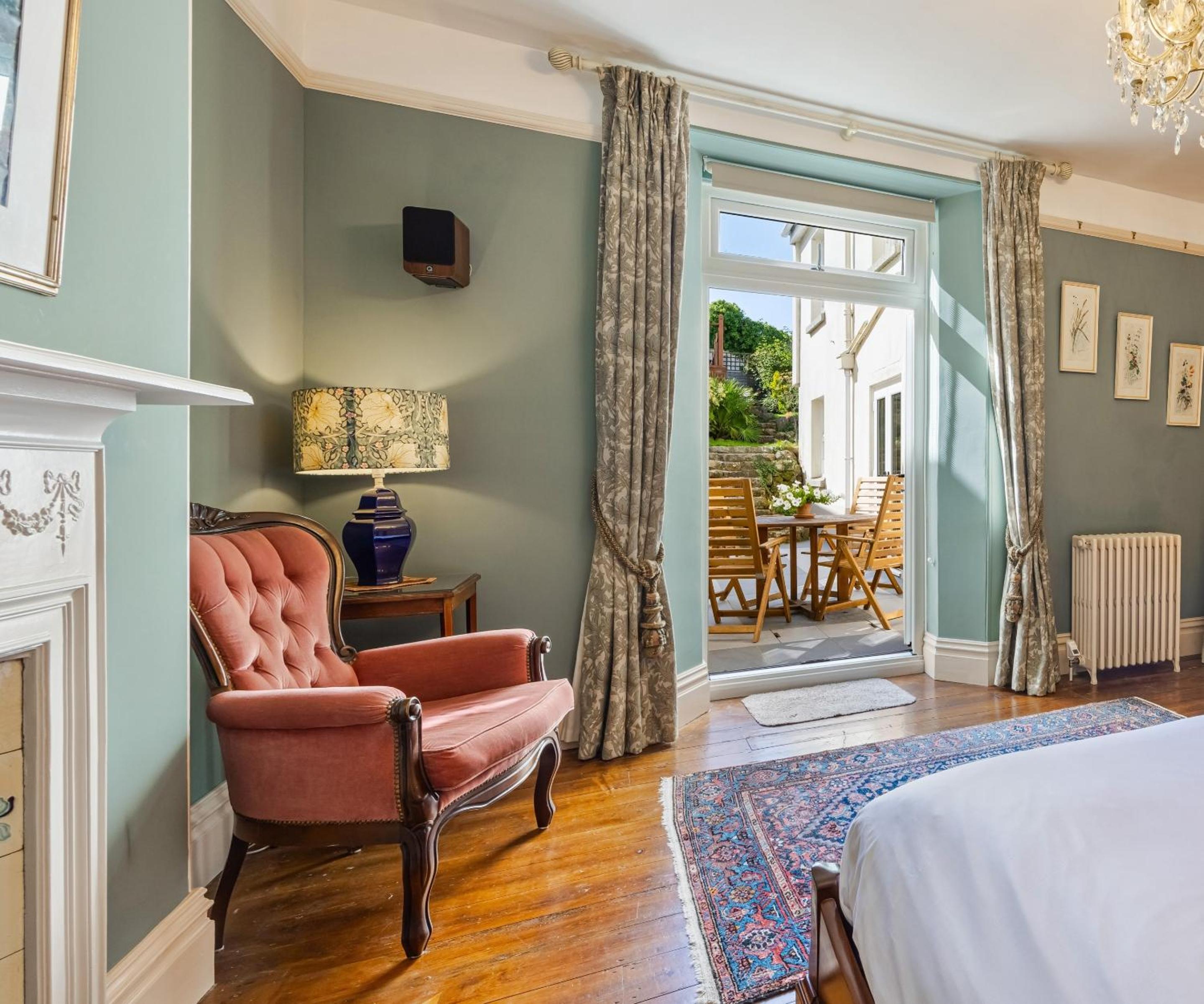 Deluxe Two-Bedroom Apartment with Garden View photo 1