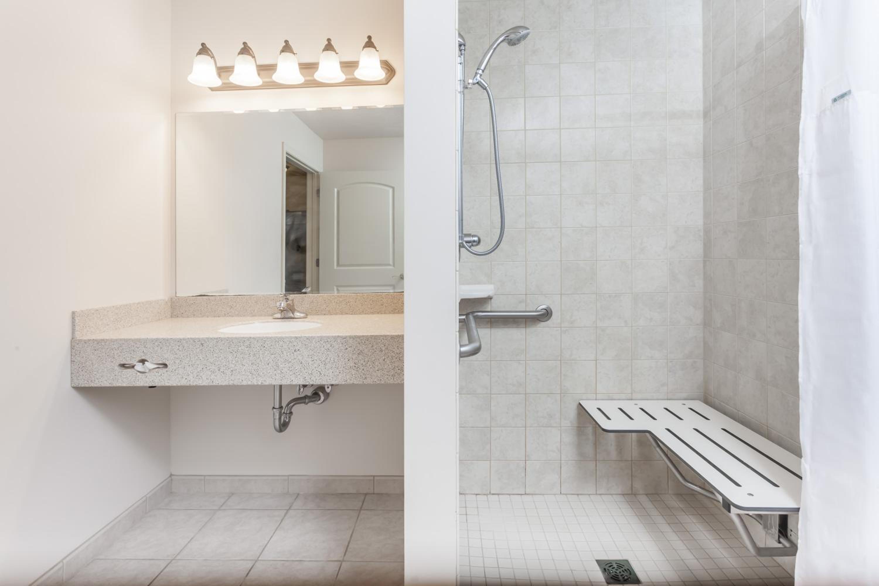 Deluxe Queen Room - Disability Access/Non-Smoking - Photo 5