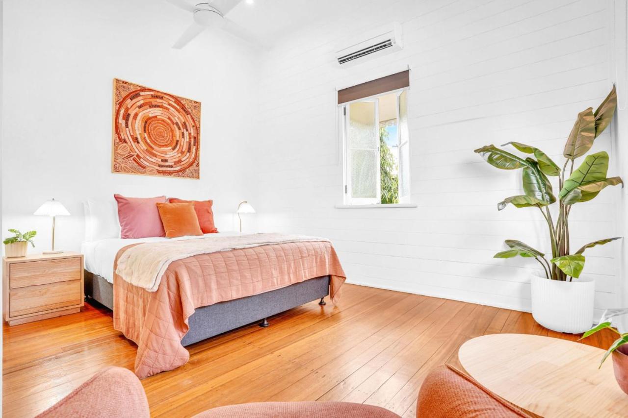 Six-Bedroom House photo 1