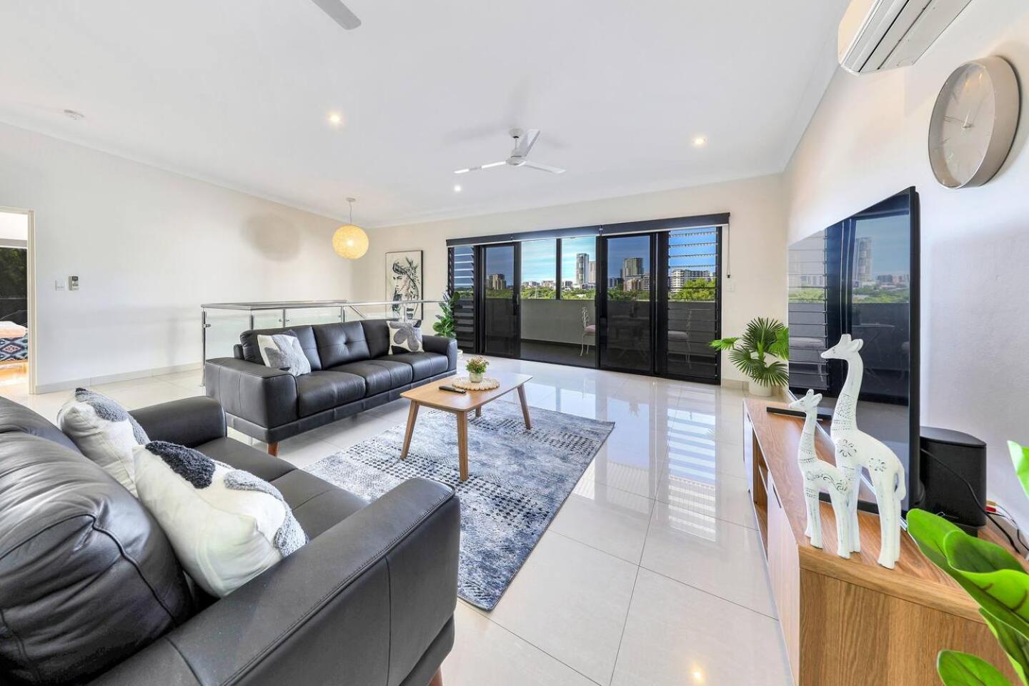 Five-Bedroom House photo 1