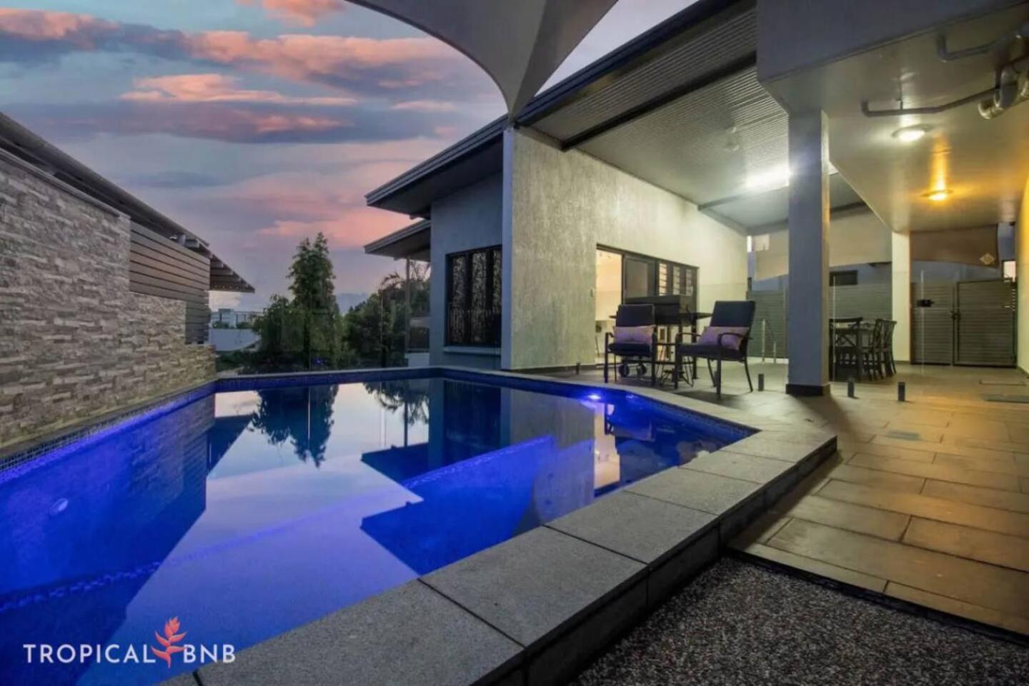 Five-Bedroom House photo 2