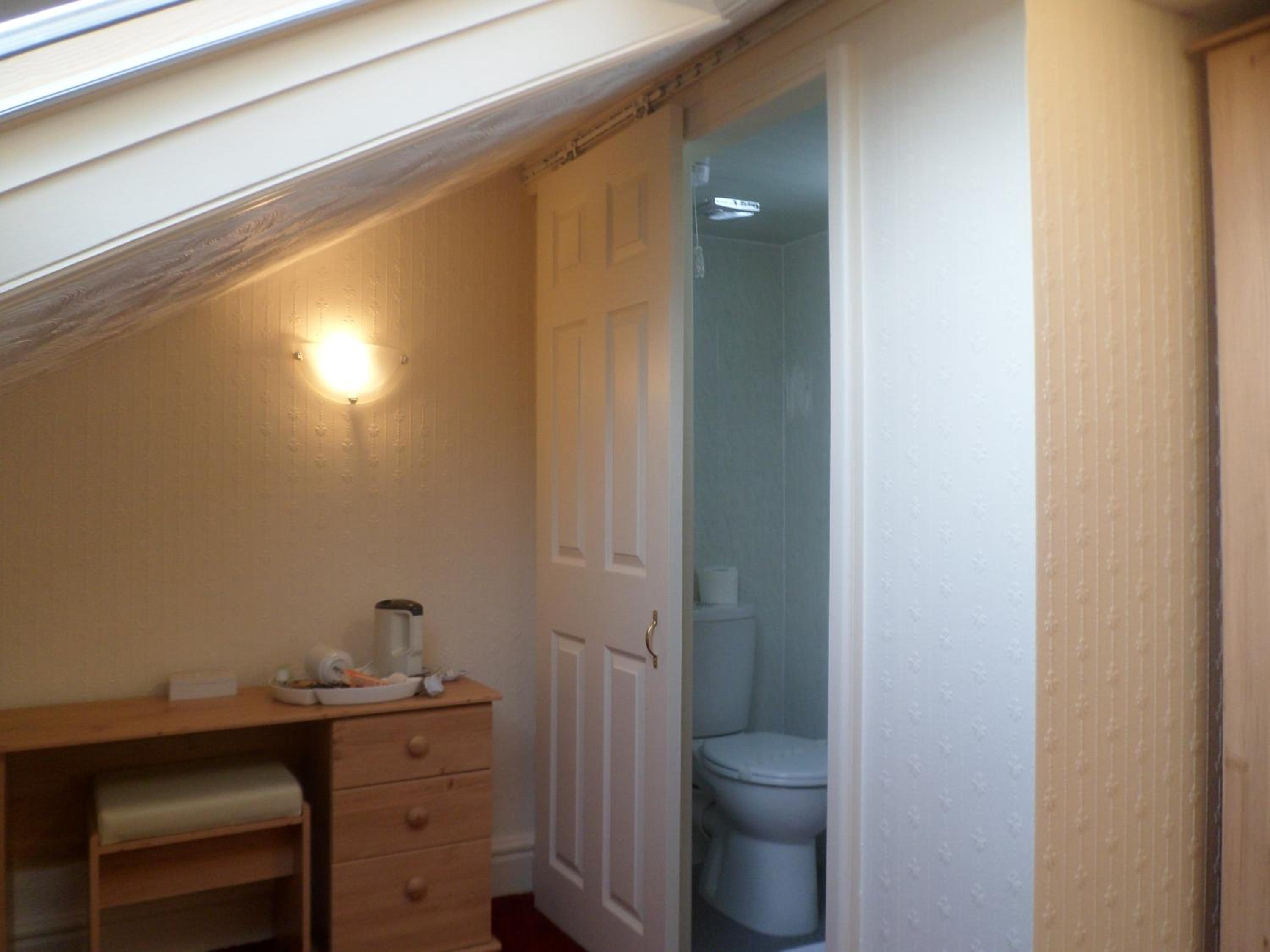 Basic Double Room with Shared Bathroom photo 2