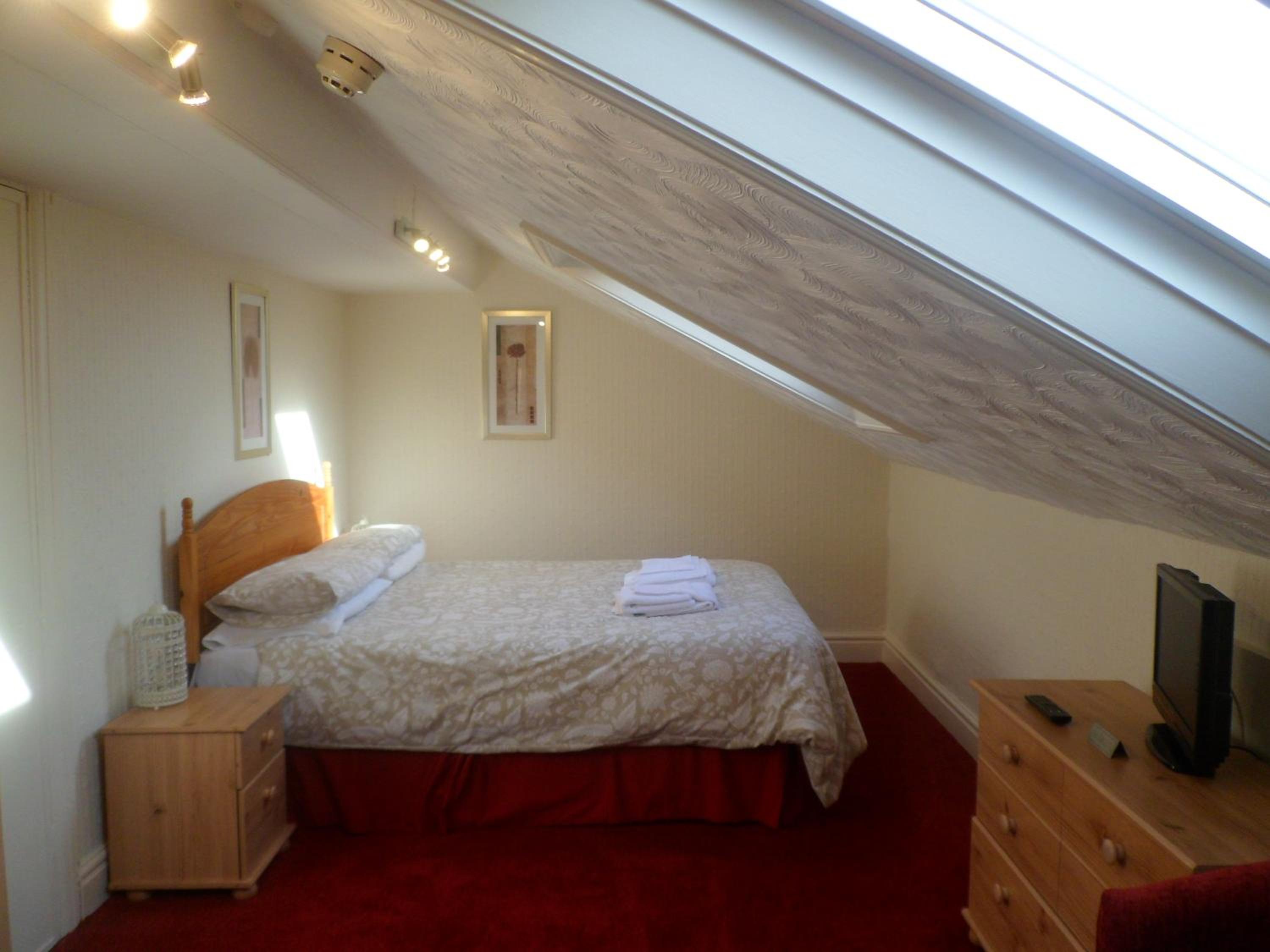 Basic Double Room with Shared Bathroom