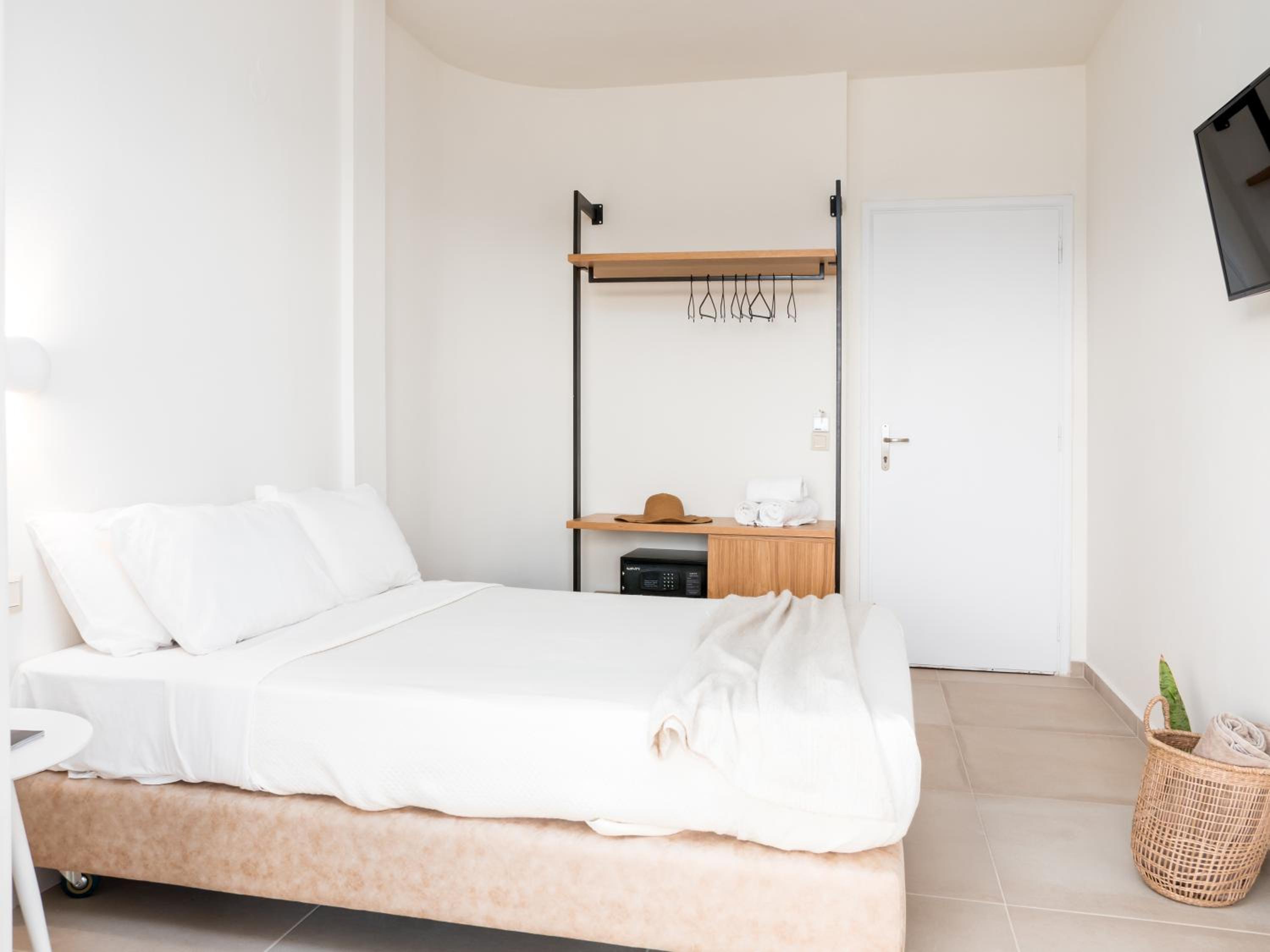 Superior Double or Twin Room with Sea View thumbnail 6