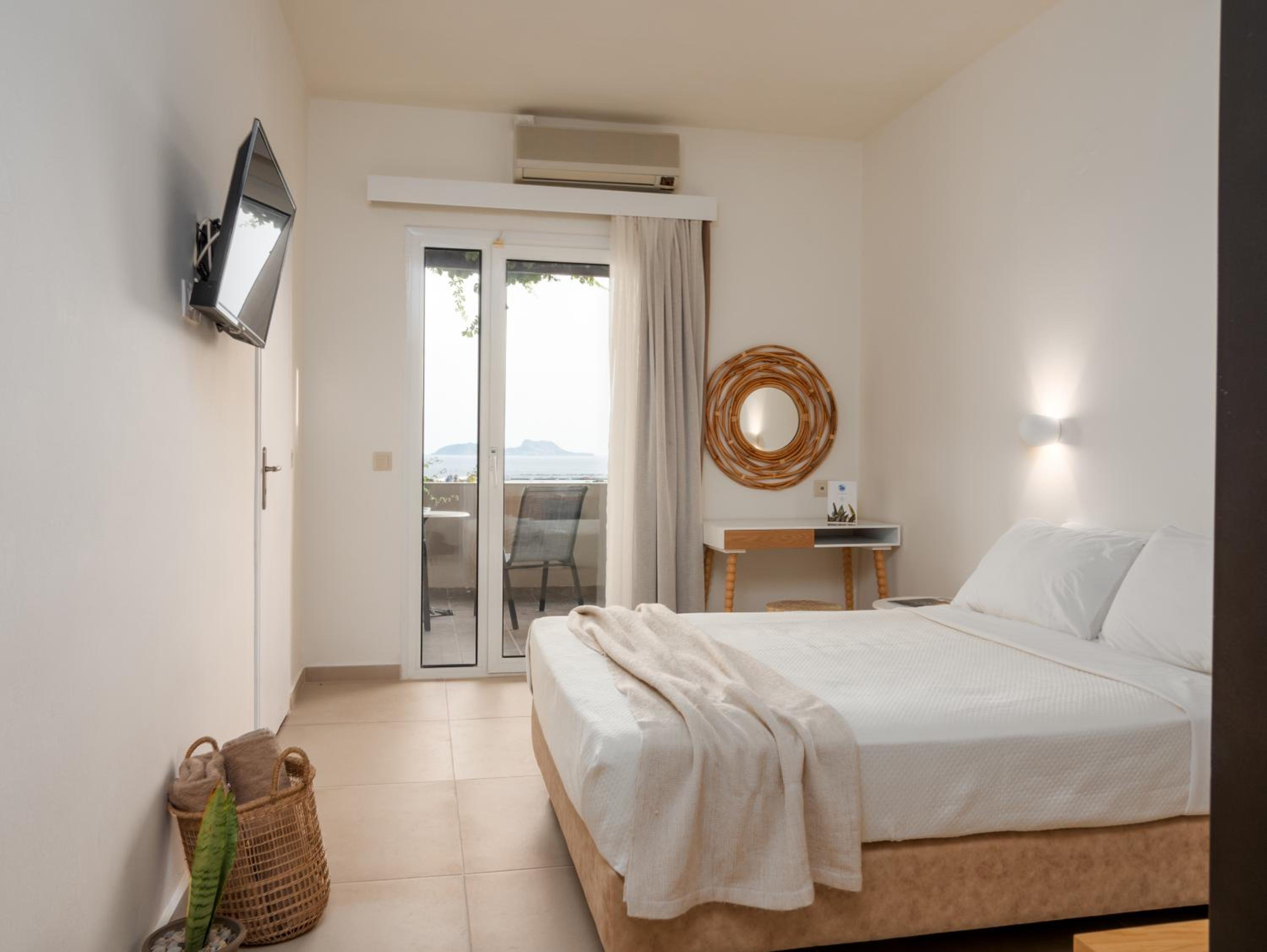 Superior Double or Twin Room with Sea View thumbnail 5