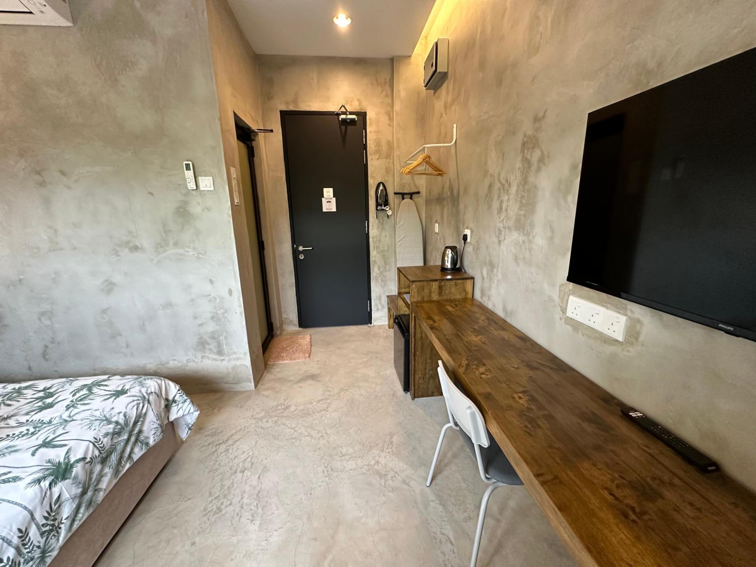 Double Room with Pool View - Photo 3