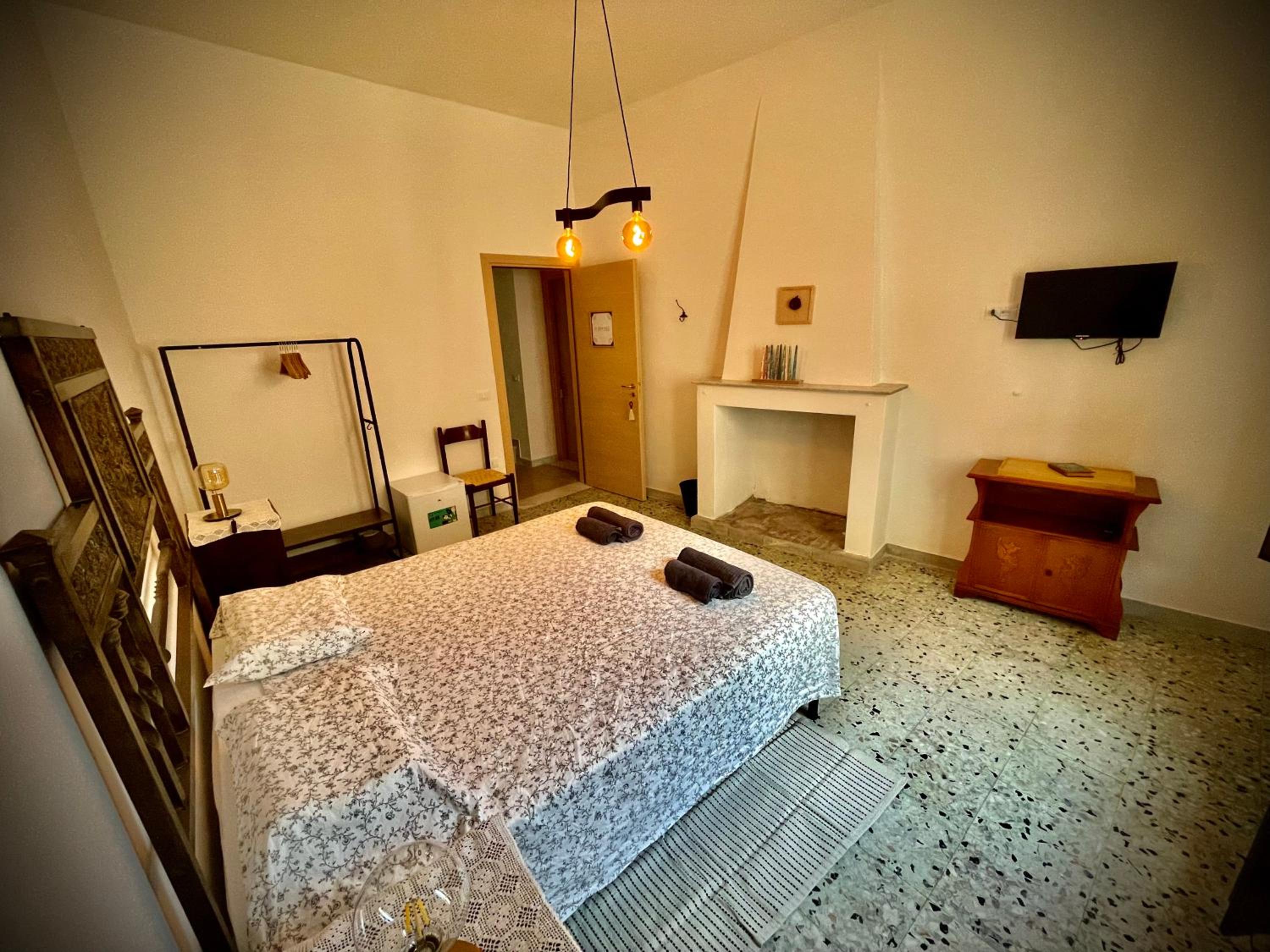 Queen Room With Shared Bathroom photo 1