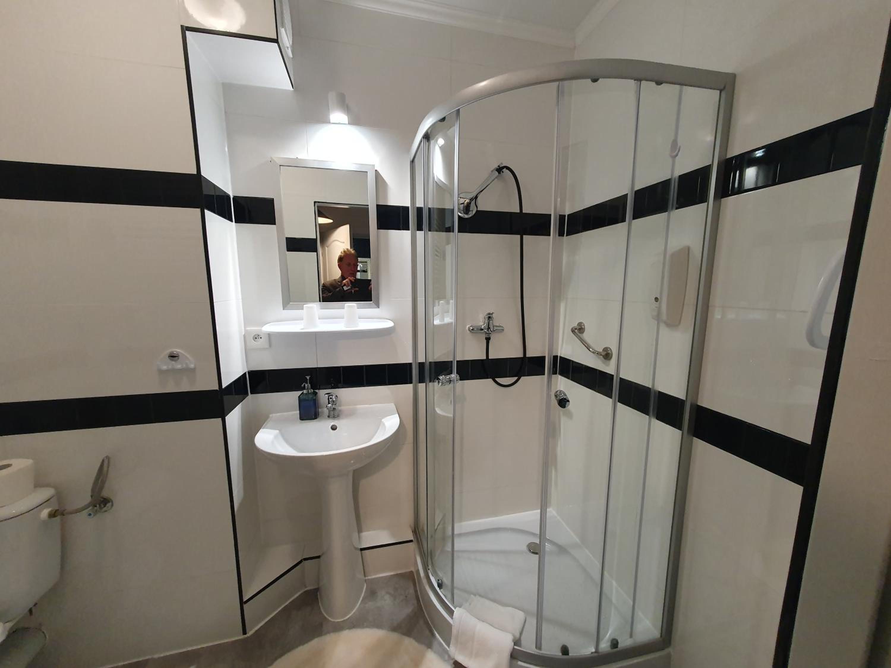 Deluxe Suite - Photo 7