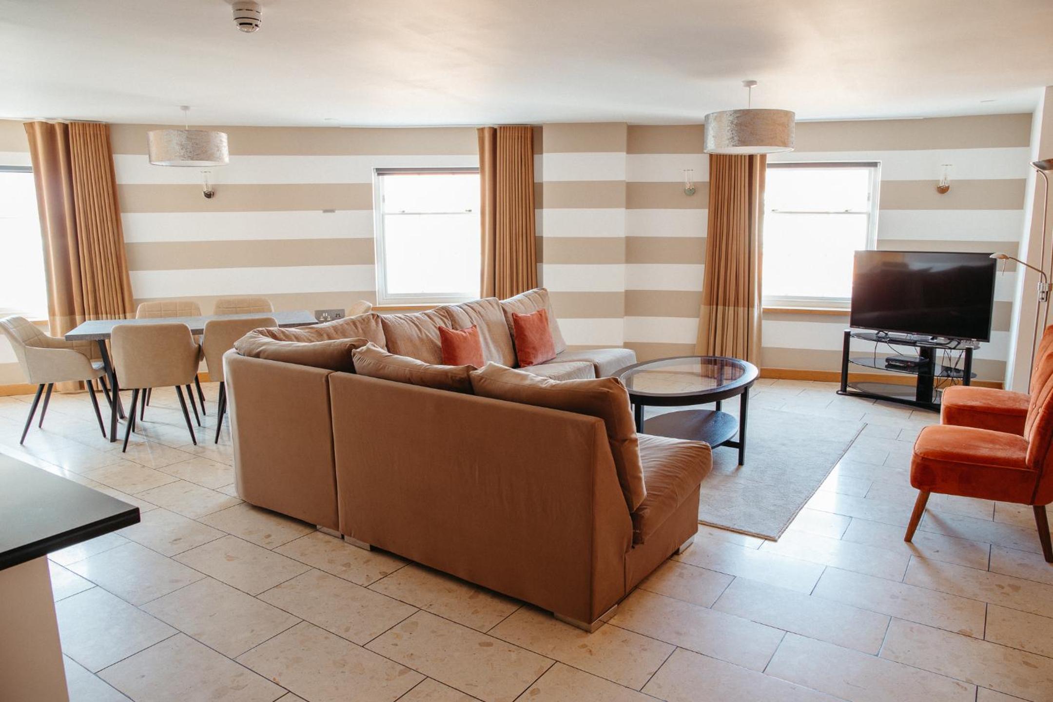 Large Superior 2 Bedroom Apartment - Photo 15