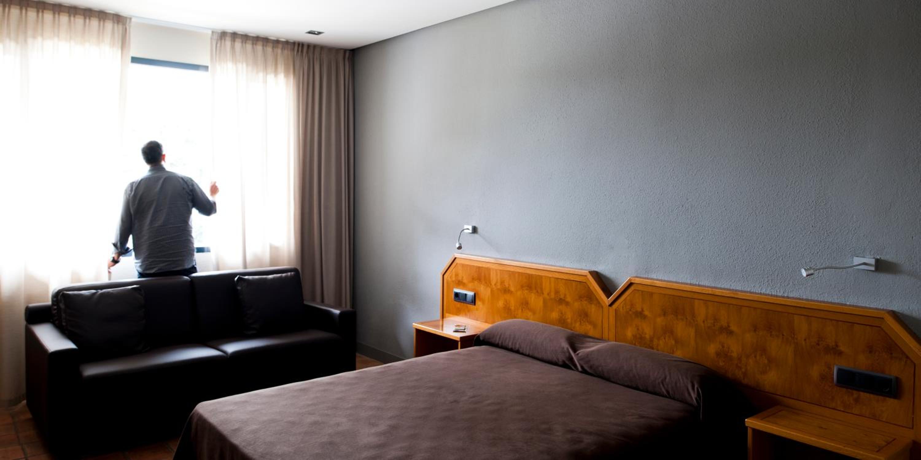 Double Room with Extra Bed (2 Adults + 1 Child) photo 3