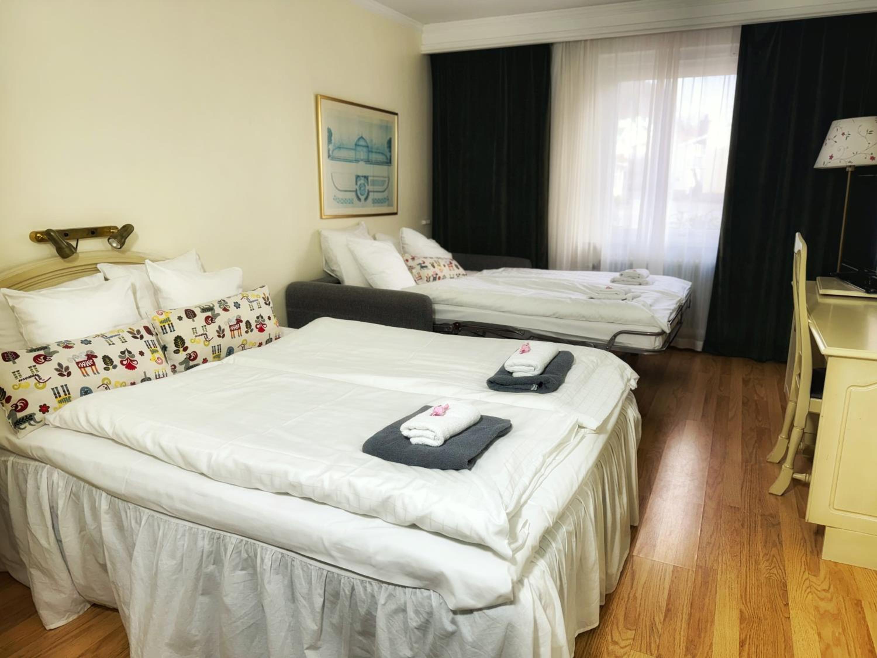 Family King Room With Sofa Bed photo 1