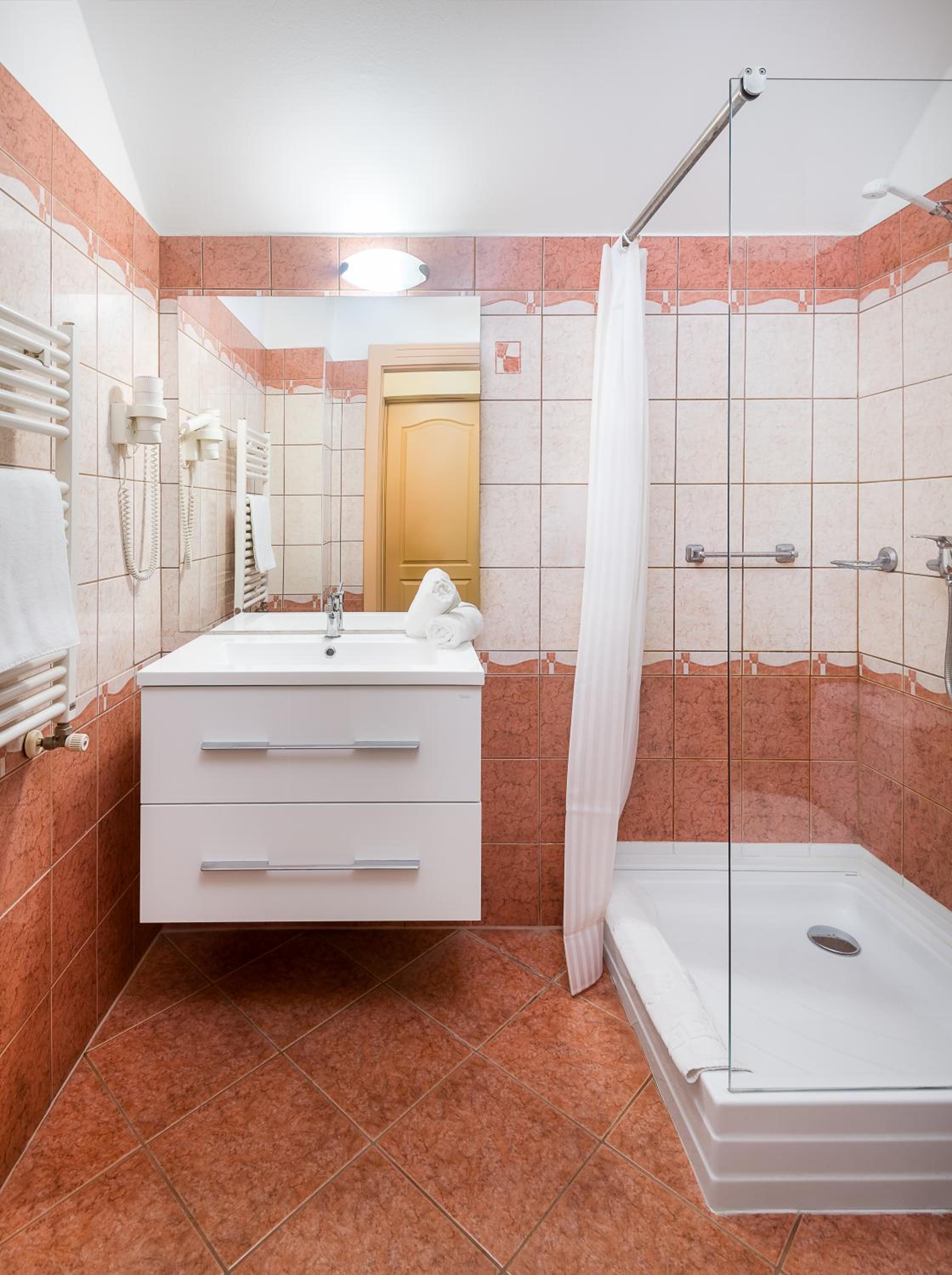 Standard Twin Room - Photo 10