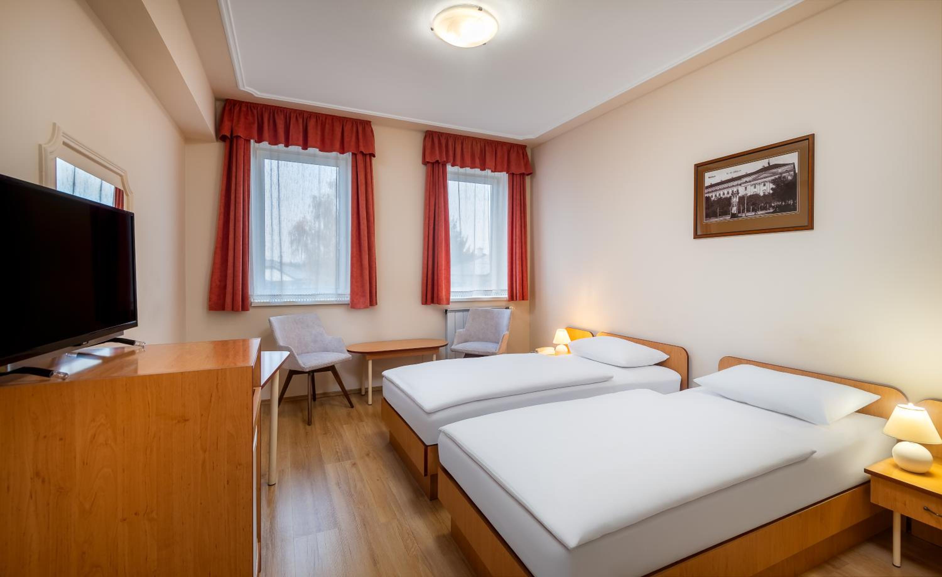 Standard Twin Room - Photo 1