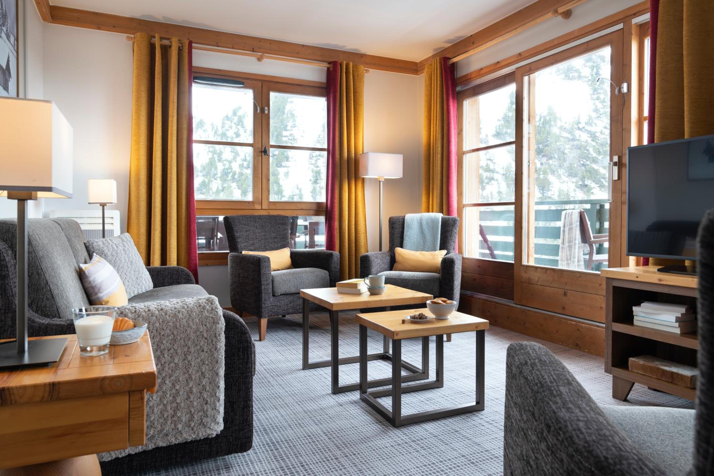 Three-Bedroom Superior Apartment with Balcony - access to the outdoor pool (8 People)