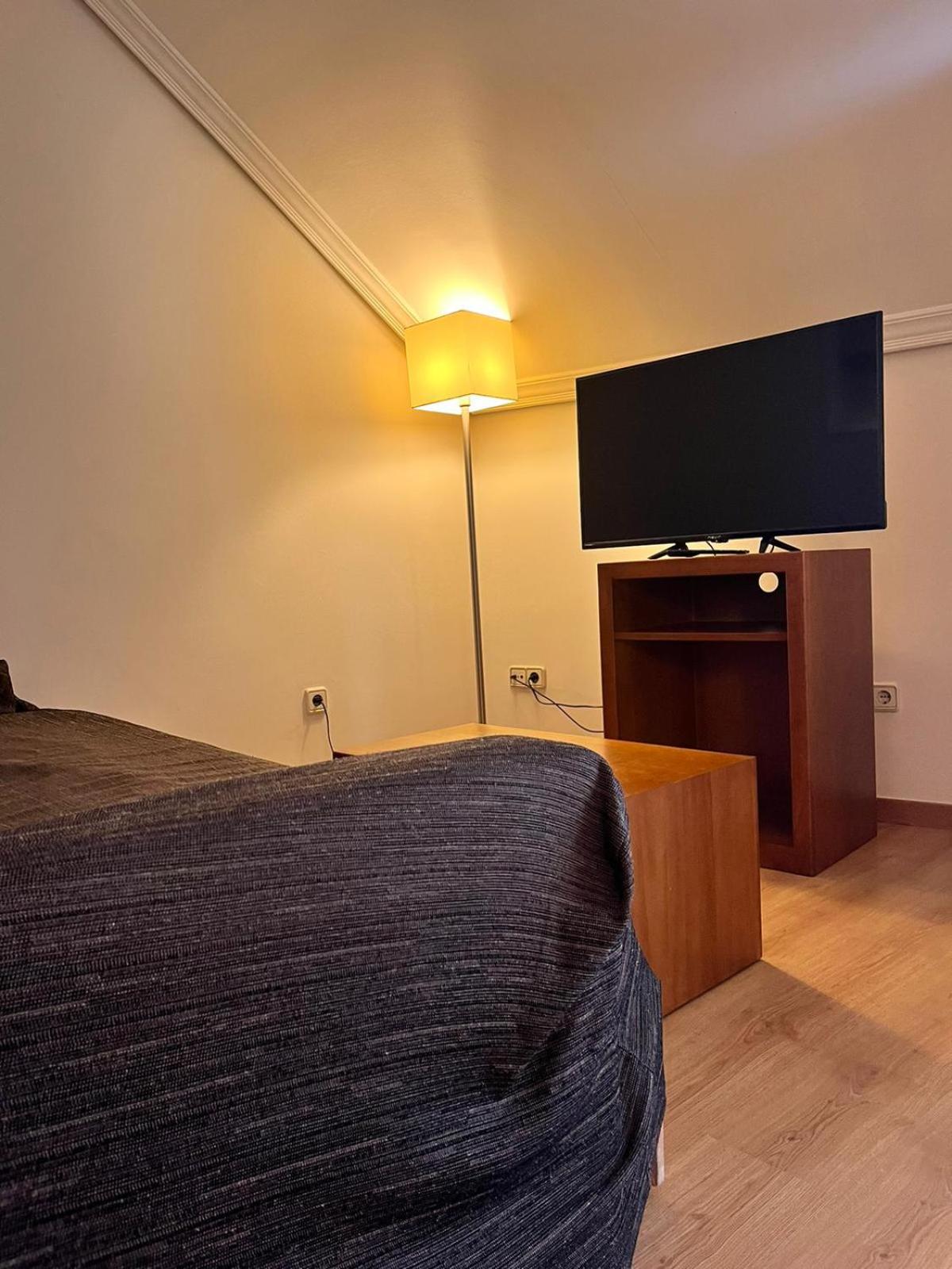 Deluxe Double or Twin Room with Balcony - Photo 4