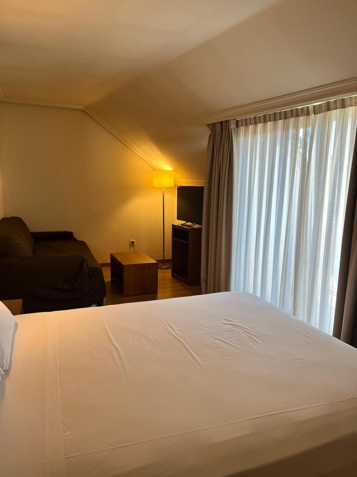 Deluxe Double or Twin Room with Balcony - Photo 1