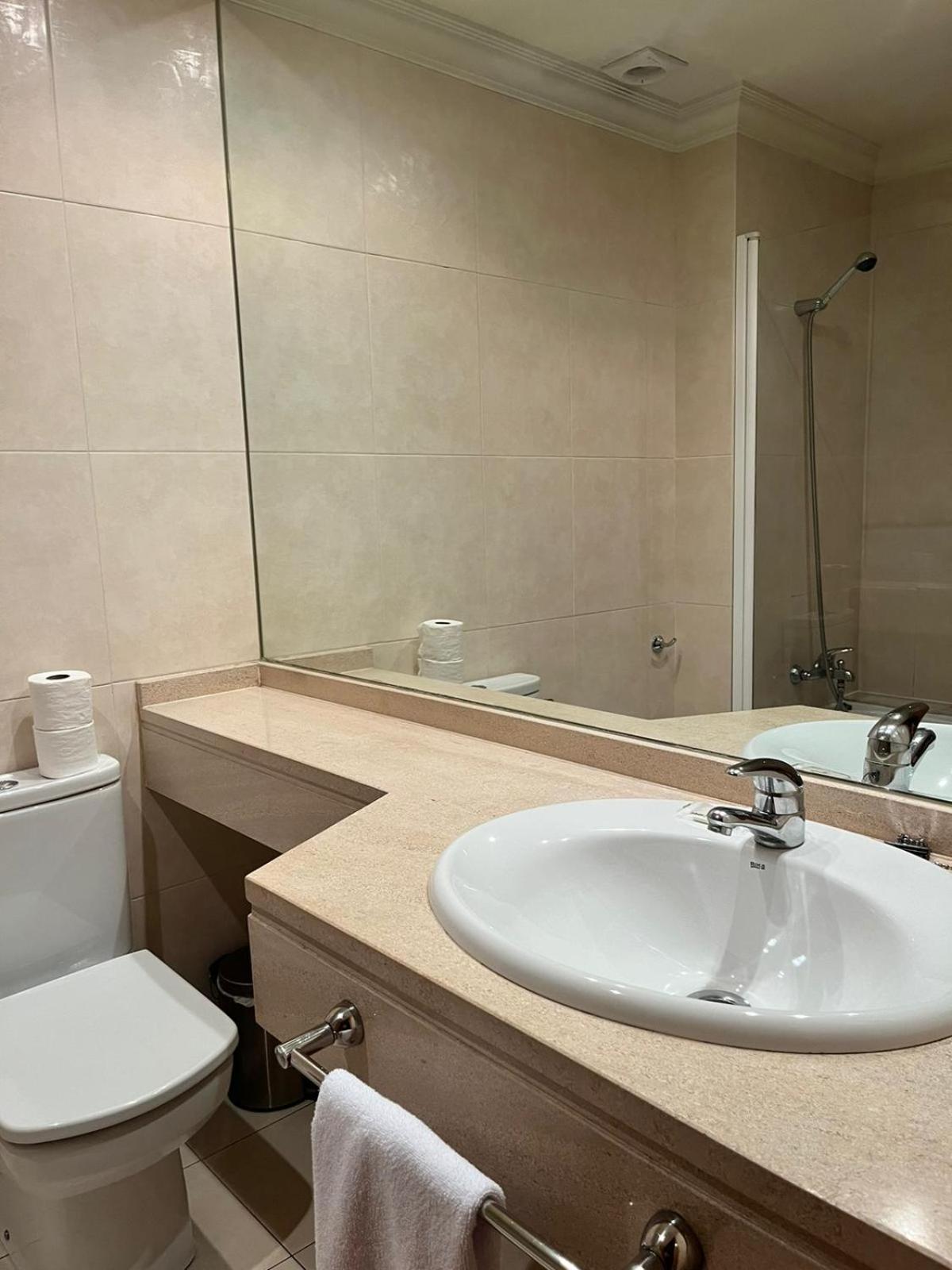 Deluxe Double or Twin Room with Balcony - Photo 8