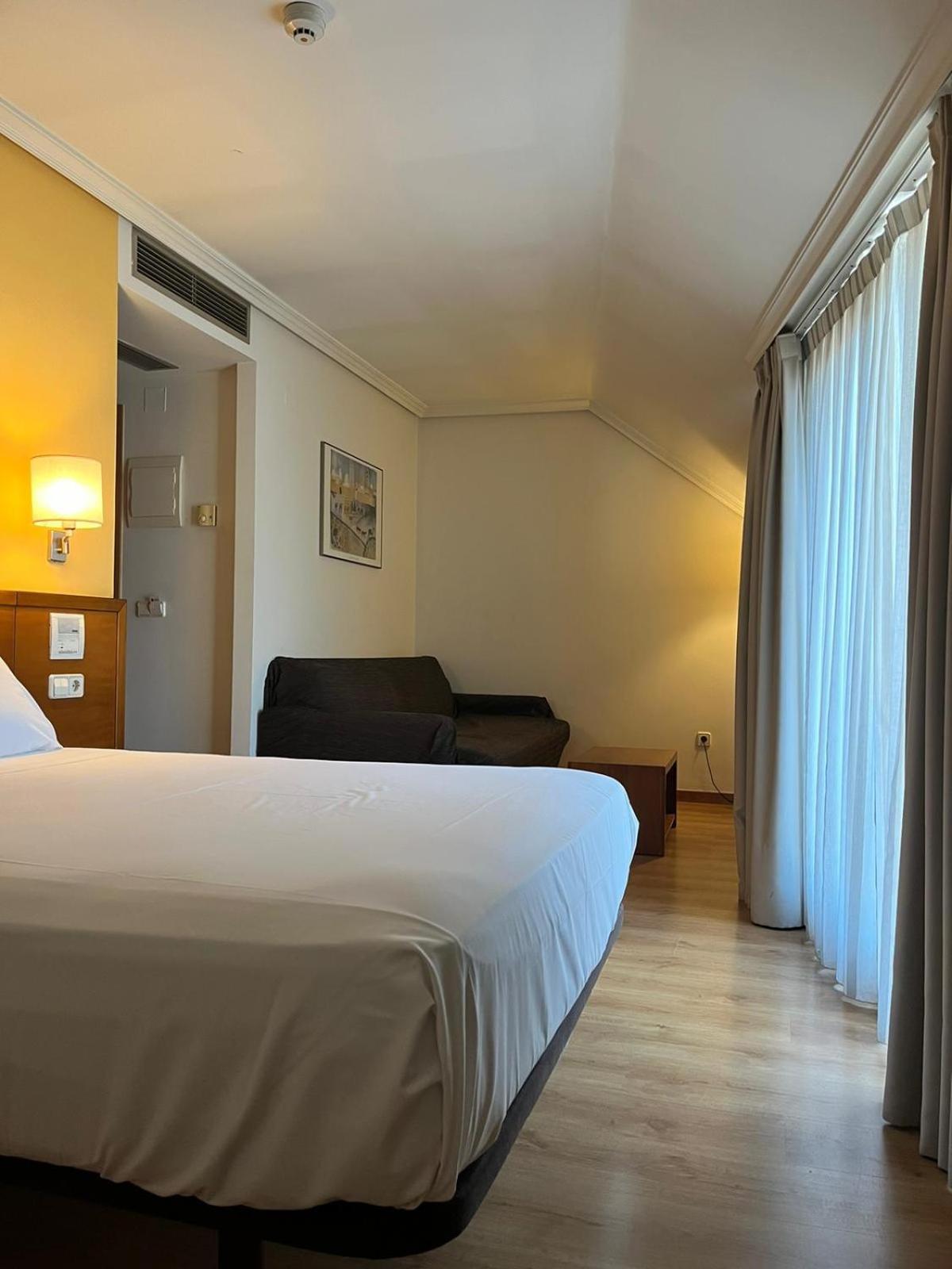 Deluxe Double or Twin Room with Balcony - Photo 6