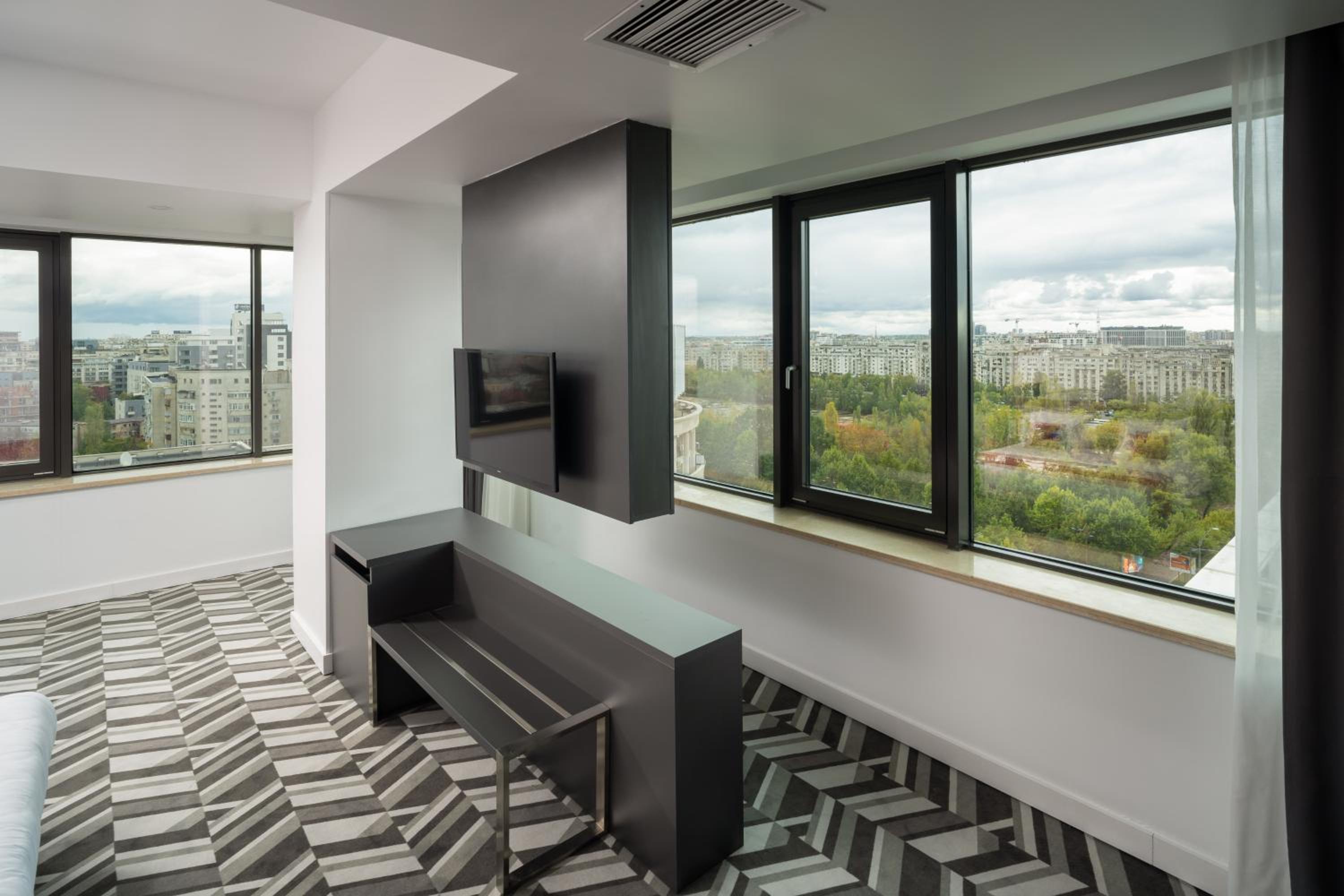 Deluxe City View Room with King Bed - Photo 4