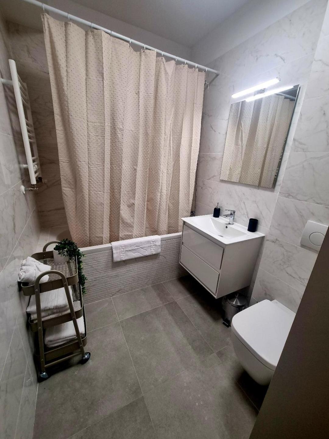 One-Bedroom Apartment photo 2
