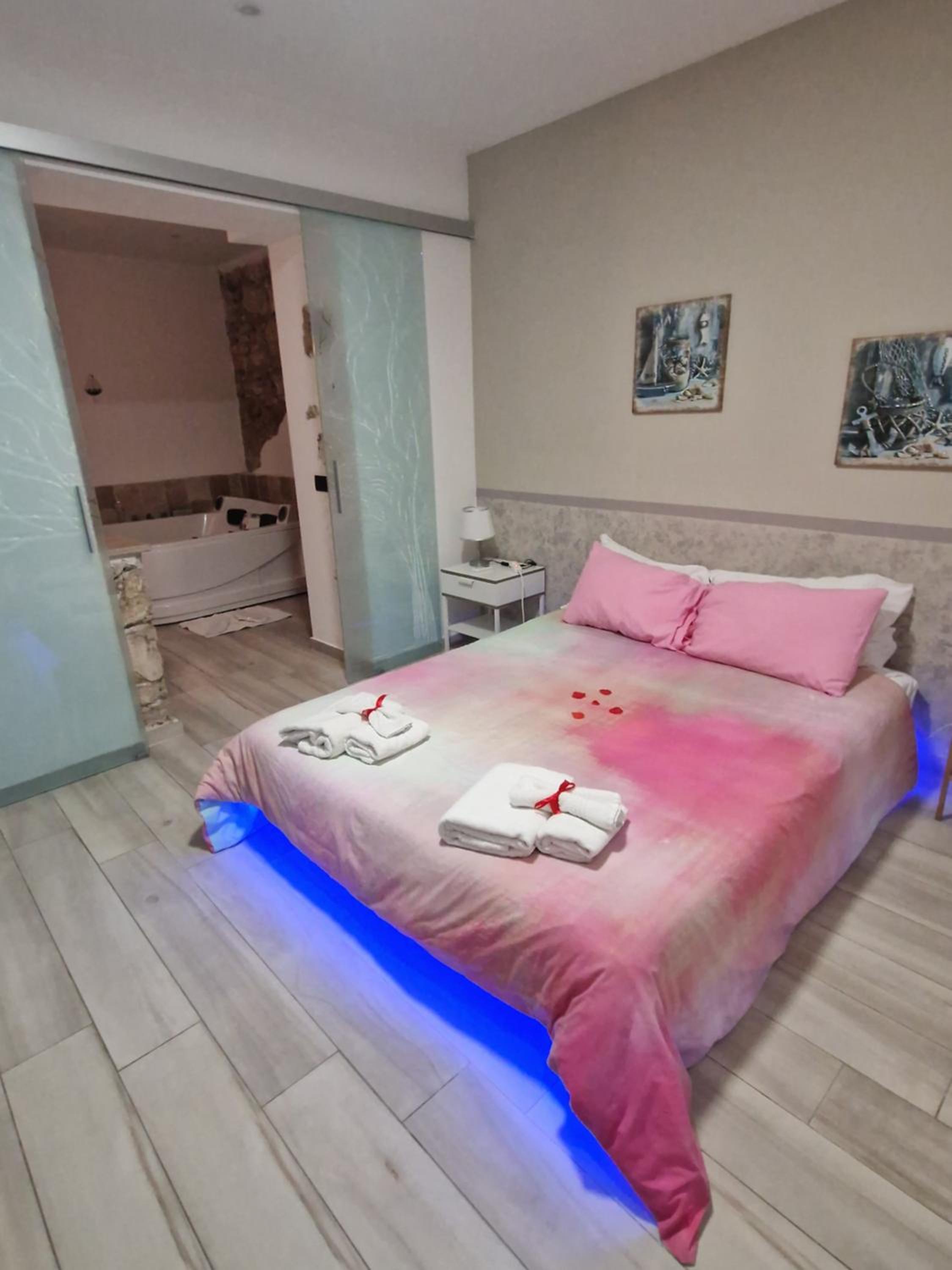 Suite with Spa Bath - Photo 14
