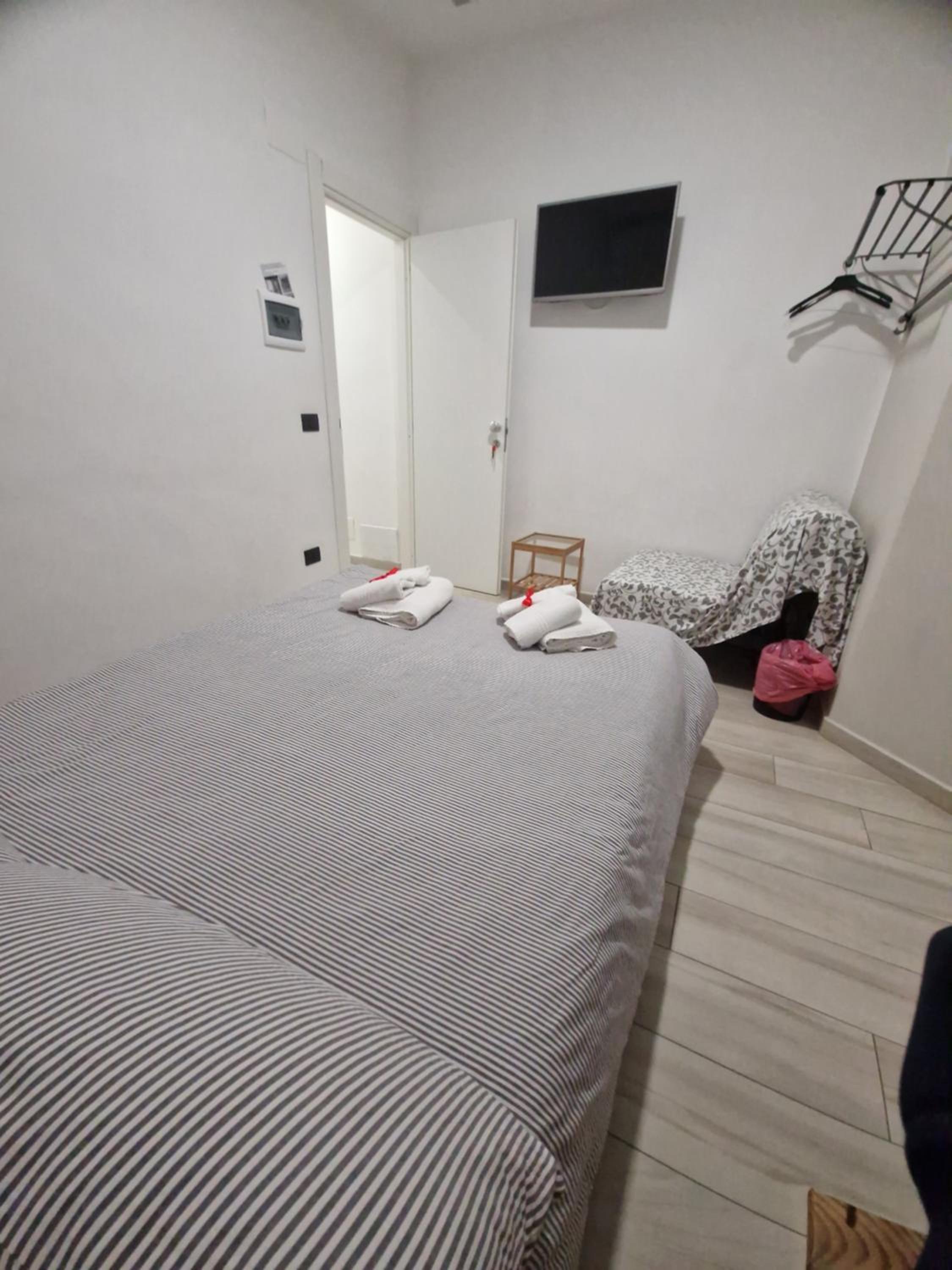 Triple Room with Bathroom - Photo 10