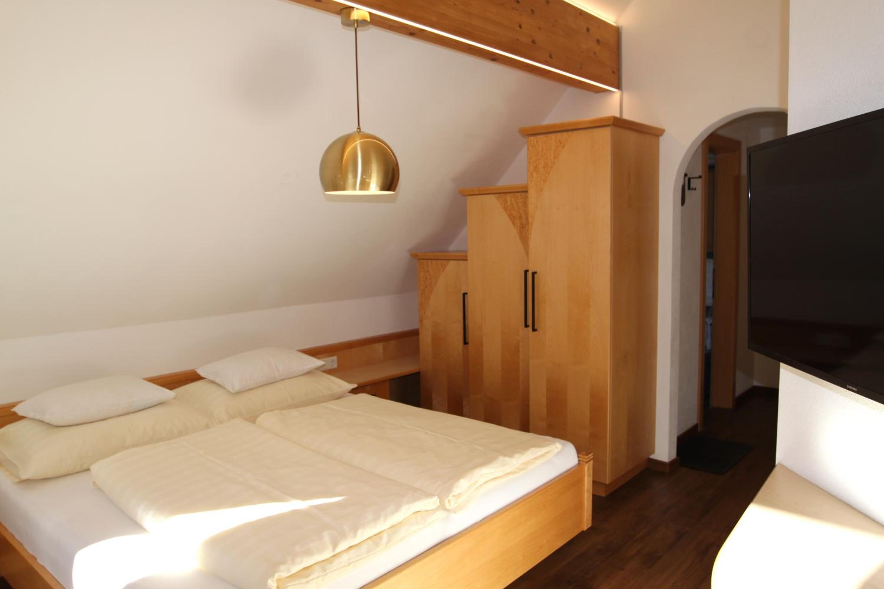 Single Room with Bathroom photo 2