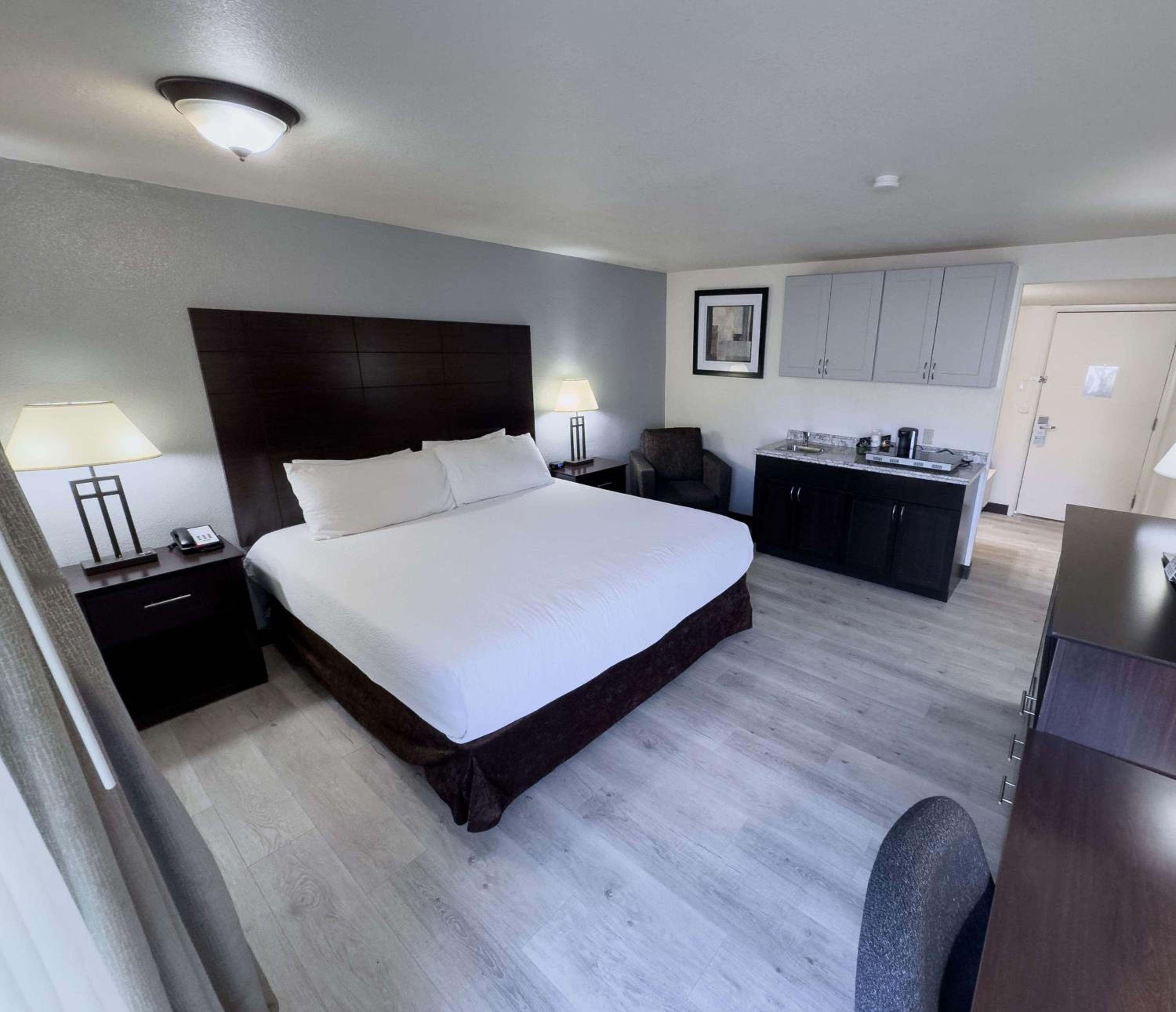 King Suite with Sofa Bed and Balcony - Non-Smoking - Photo 3