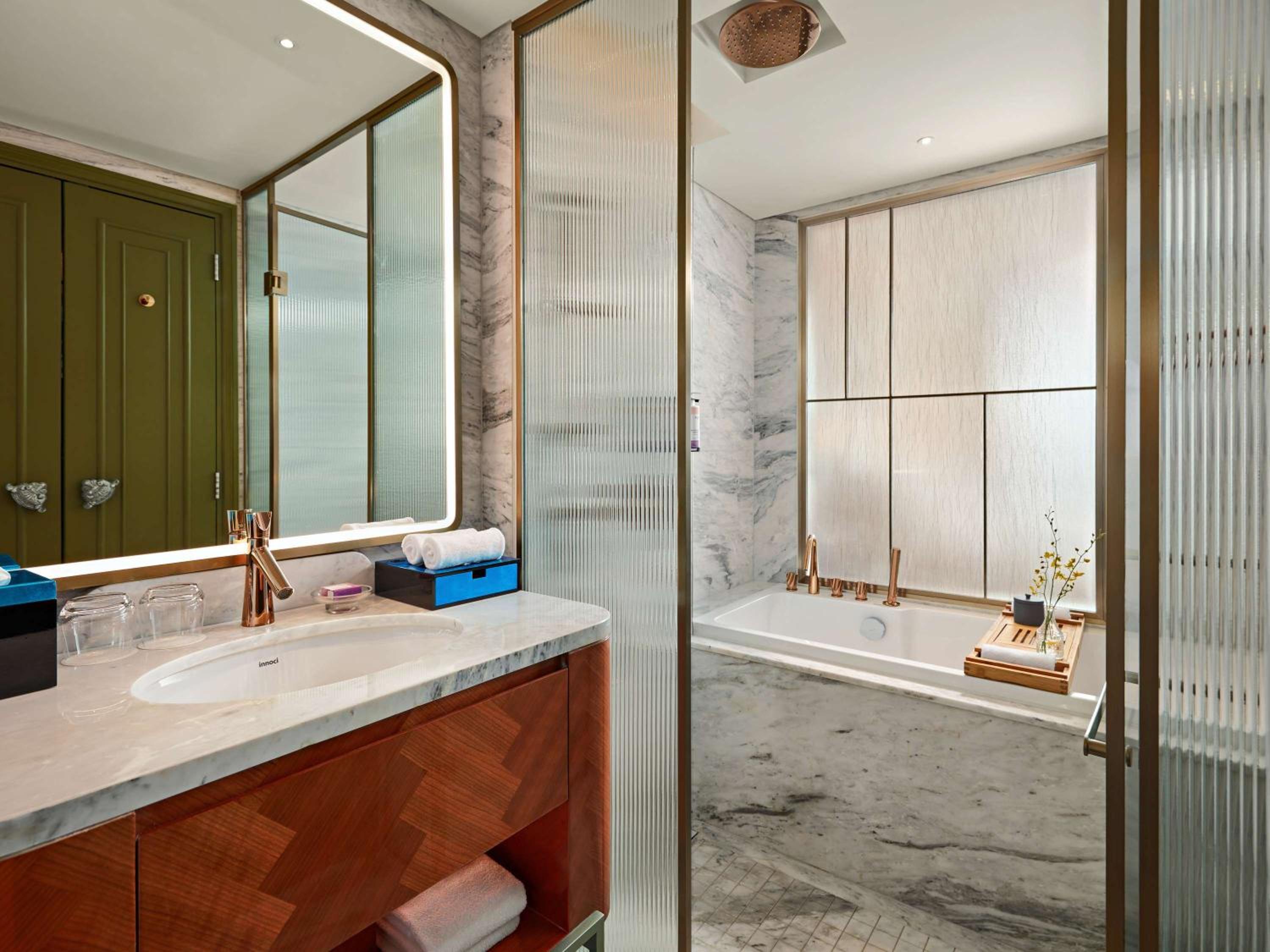 Executive Twin Room with Lounge Access - High Floor - Complimentary daily chocolate hour 5-6pm photo 2